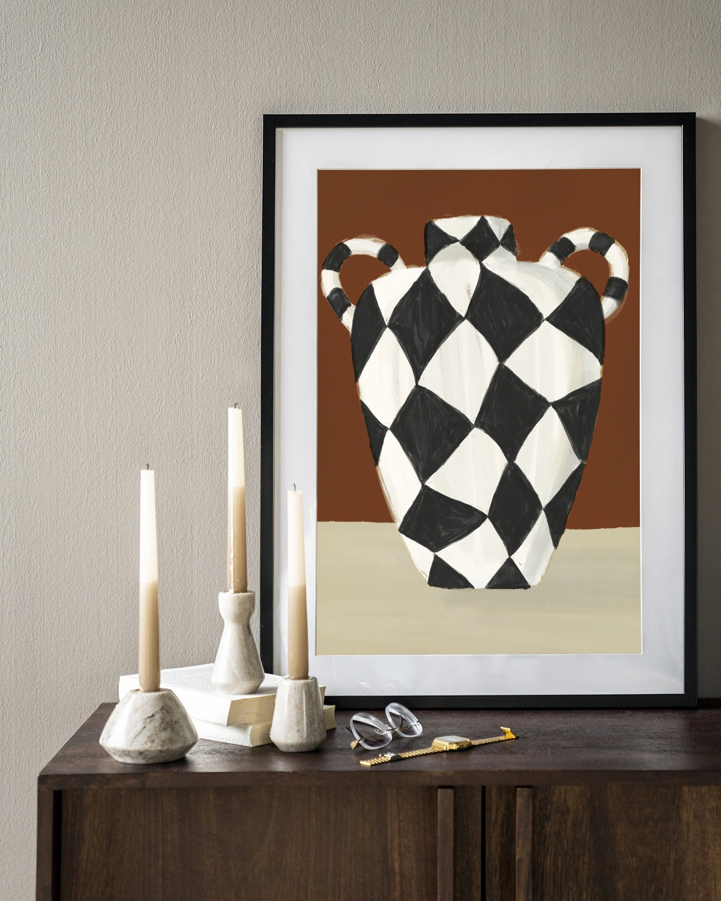 Wandteppich Vivid Vase 01 - Urban Cotton hängt über einem Holzschrank mit Kerzen und einer Brille
