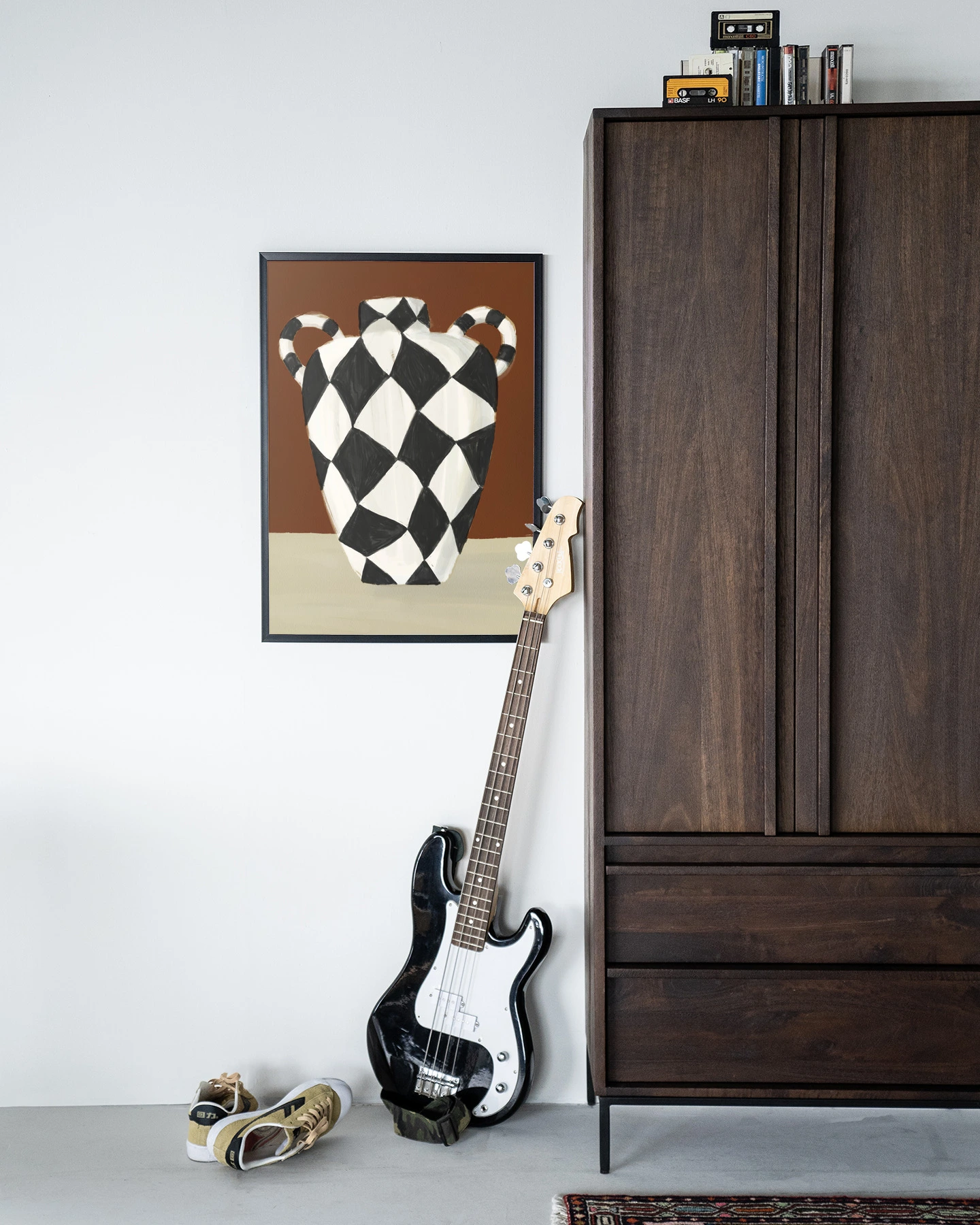 Wandteppich Vivid Vase 01 - Urban Cotton hängt an einer weißen Wand neben einem dunkelbraunen Schrank