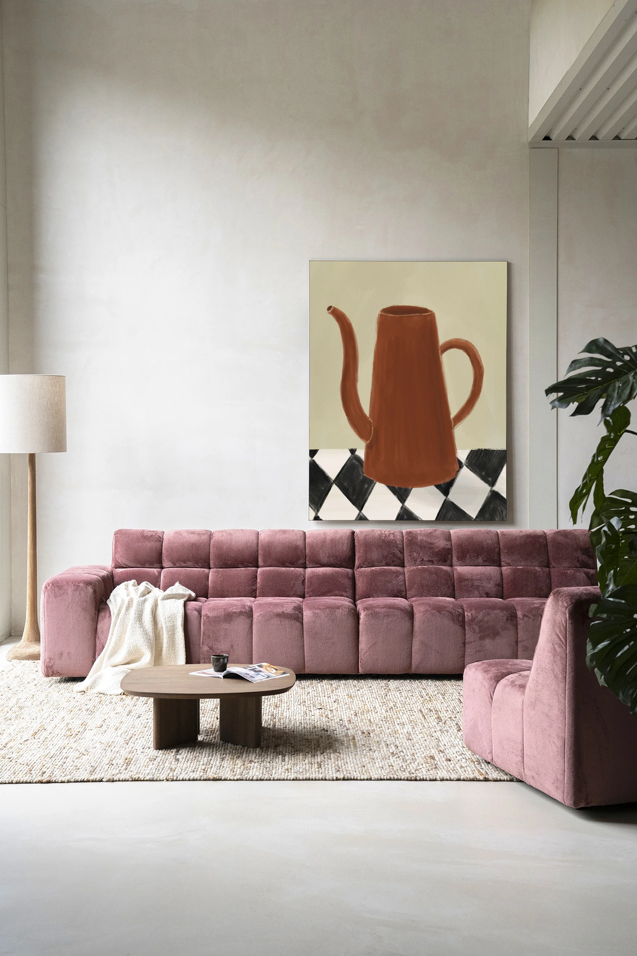 Wandteppich Vivid Vase 02 - Urban Cotton hängt über einem rosa Sofa in einem modernen Wohnzimmer