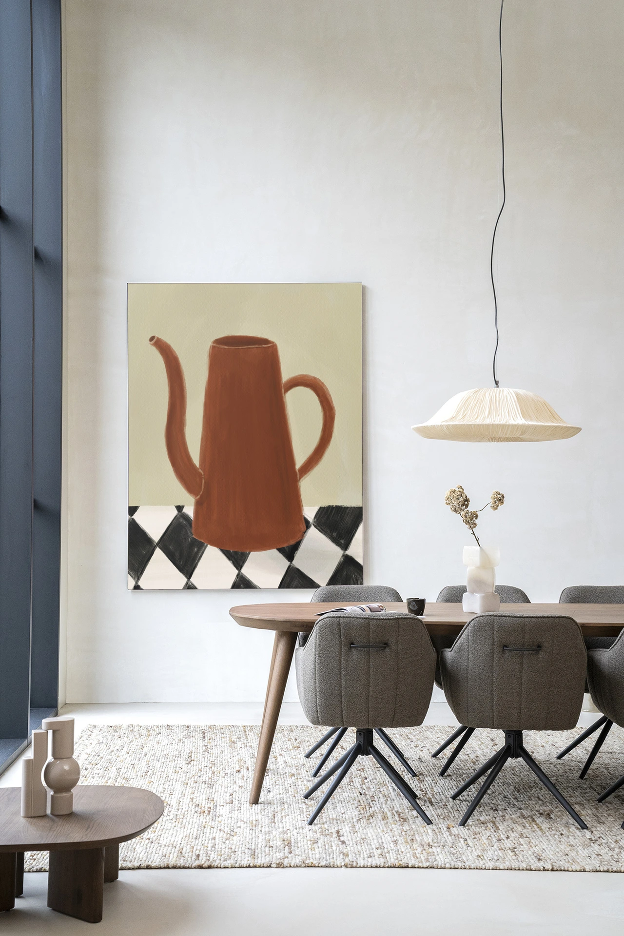 Wandteppich Vivid Vase 02 hängt über einem Esstisch mit Stühlen und einem Couchtisch auf einem Teppich - Urban Cotton