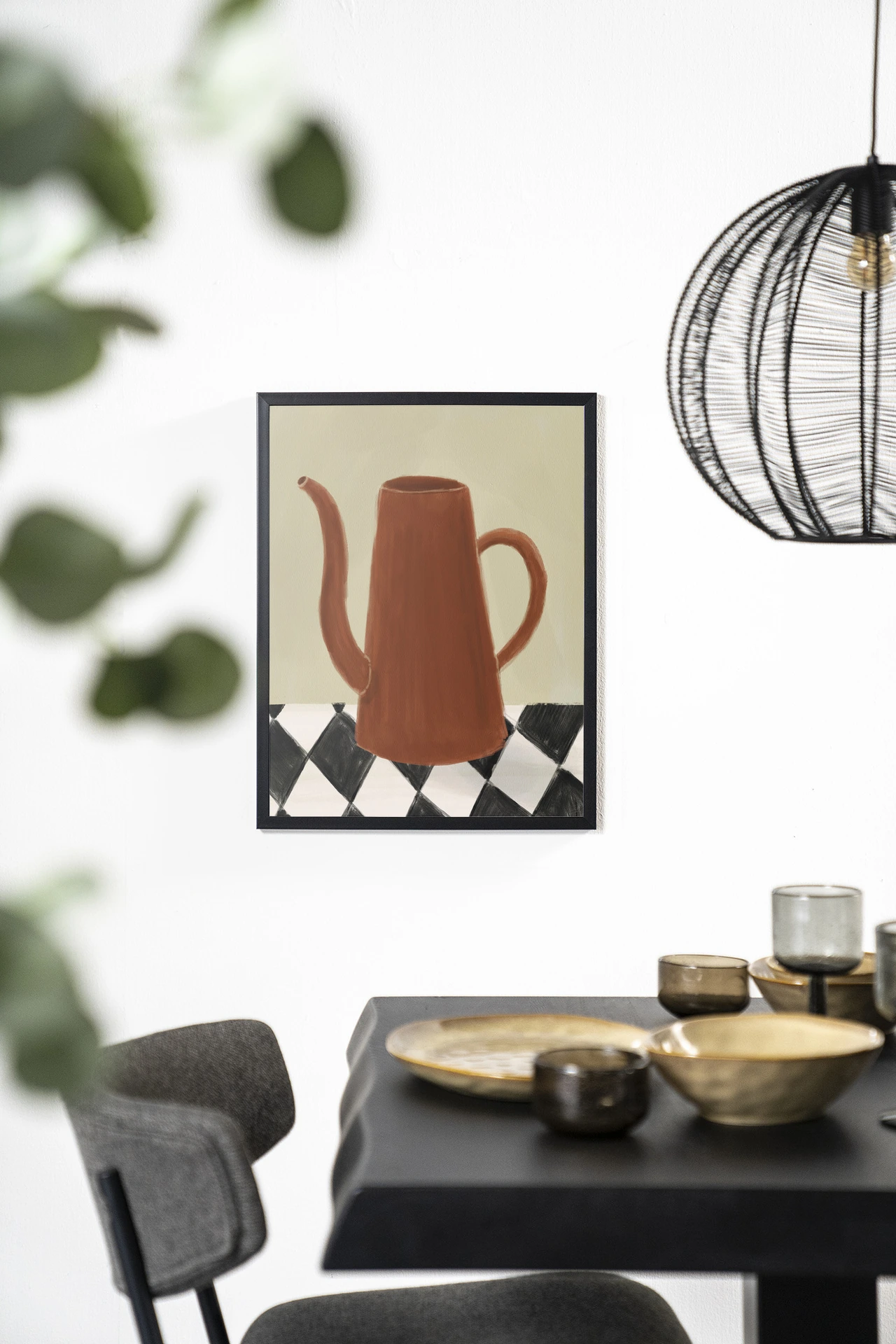 Wandteppich Vivid Vase 02 - Urban Cotton hängt an einer weißen Wand über einem schwarzen Tisch