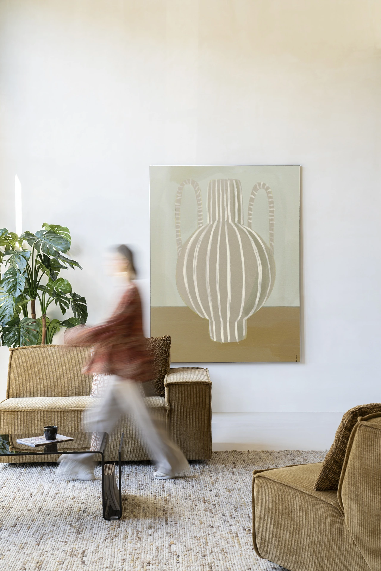 Wandkleed Vivid Vase 04 - Urban Cotton hangt aan een witte muur in een lichte woonkamer