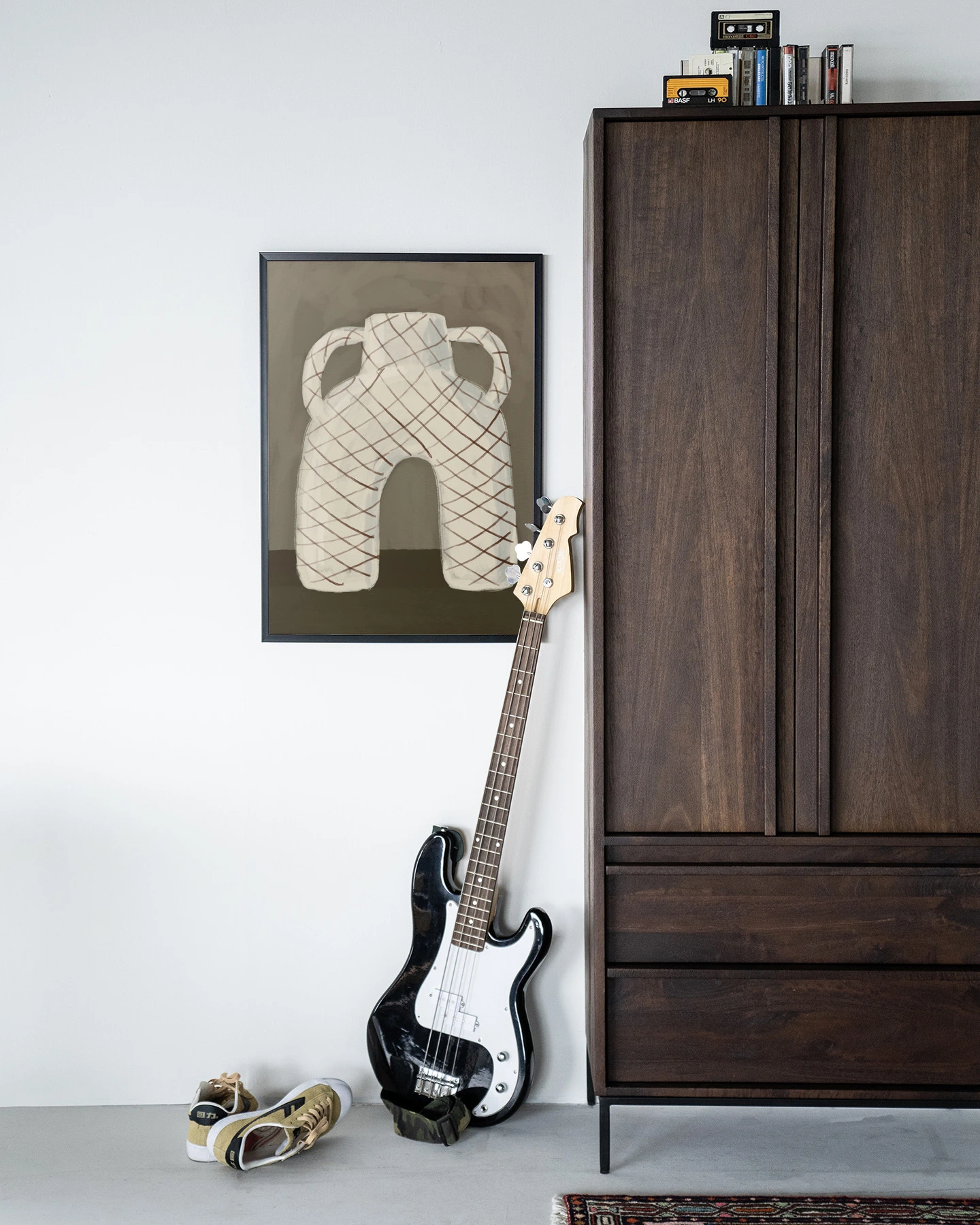 Wandkleed Vivid Vase 05 - Urban Cotton hangend in een modern interieur met een donkerhouten kast en een basgitaar