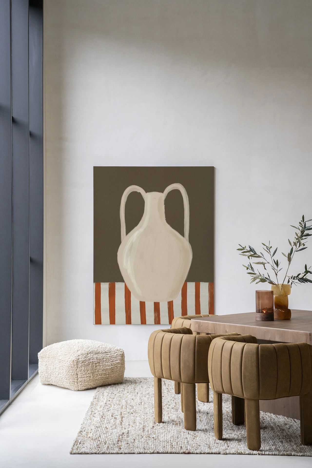 Wandkleed Vivid Vase 06 van Urban Cotton hangt boven een dressoir met vazen en een plant in een modern interieur