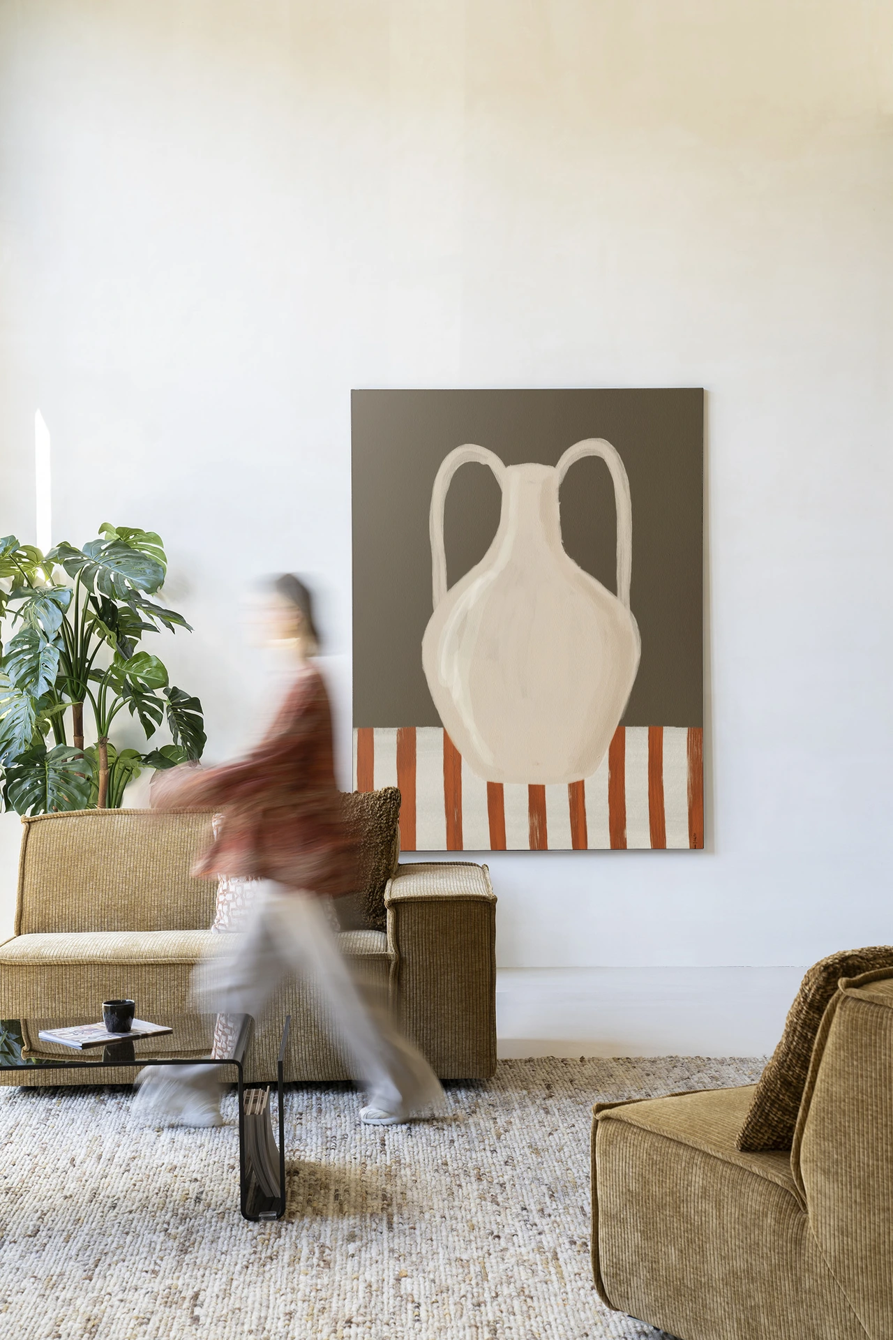 Wandkleed Vivid Vase 06 - Urban Cotton in een lichte woonkamer met een persoon in beweging