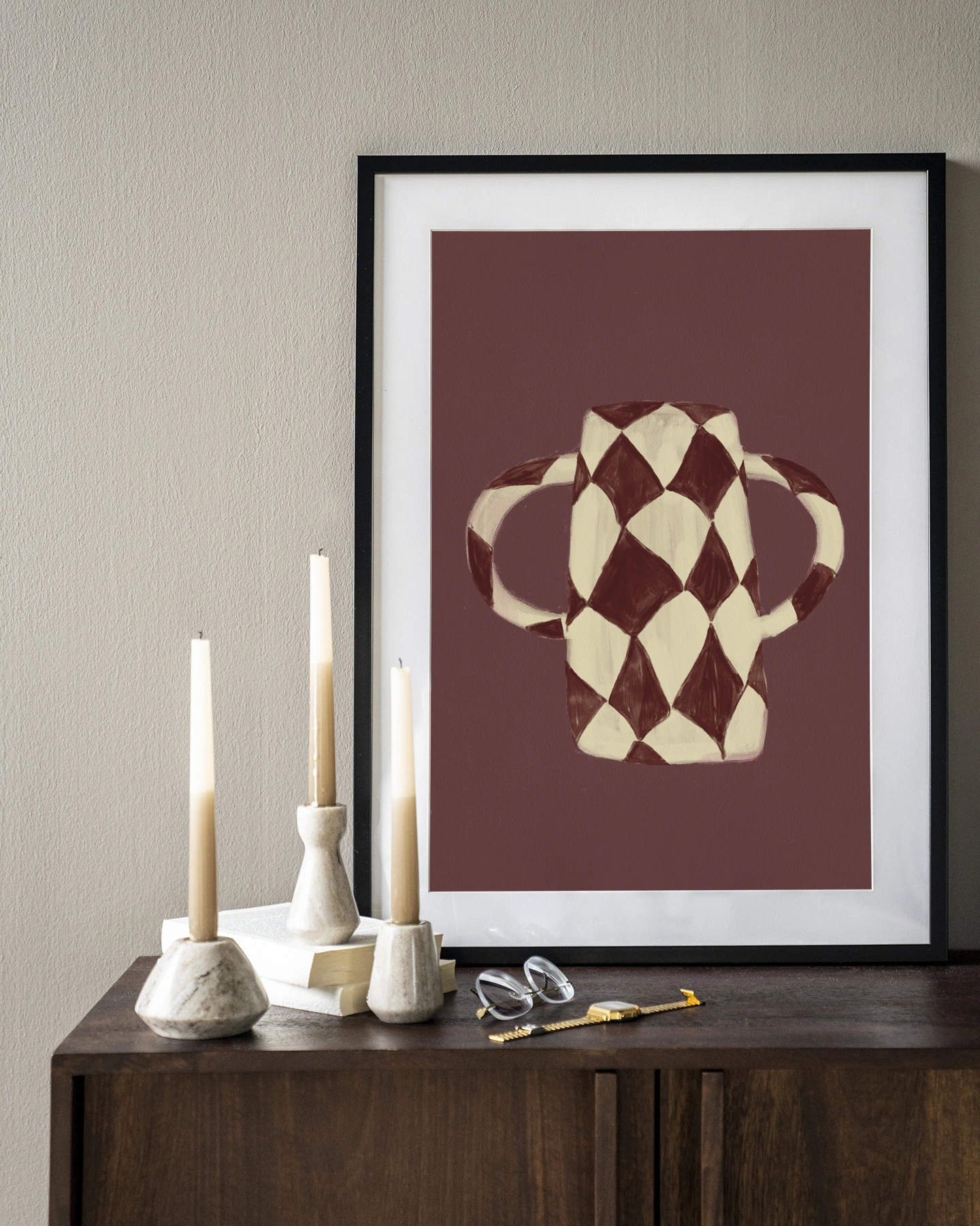 Wandkleed Vivid Vase 07 - Urban Cotton hangend boven een houten dressoir met kaarsen en boeken
