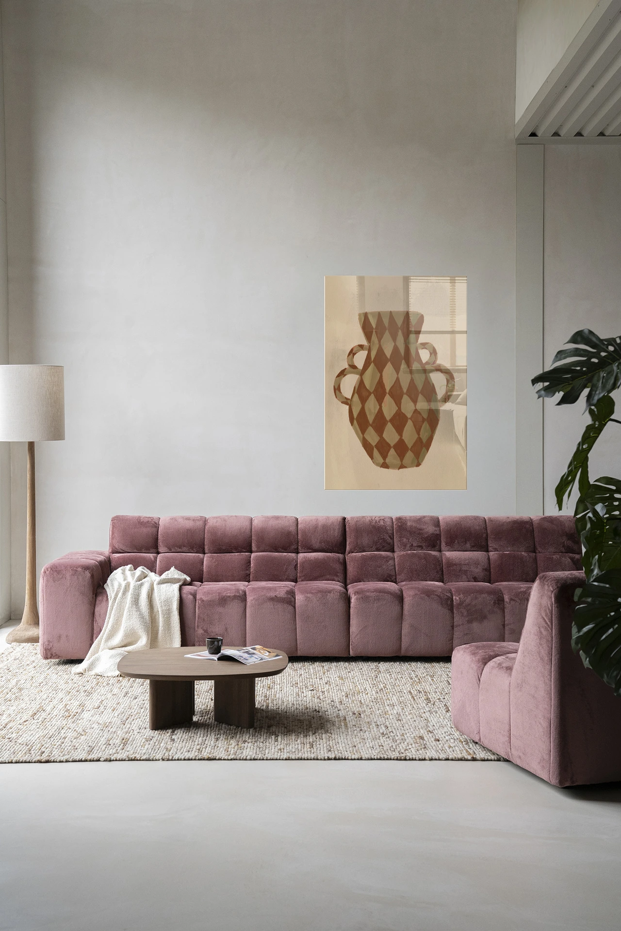 Wandkleed Vivid Vase 08 - Urban Cotton hangt boven een roze bank in een moderne woonkamer