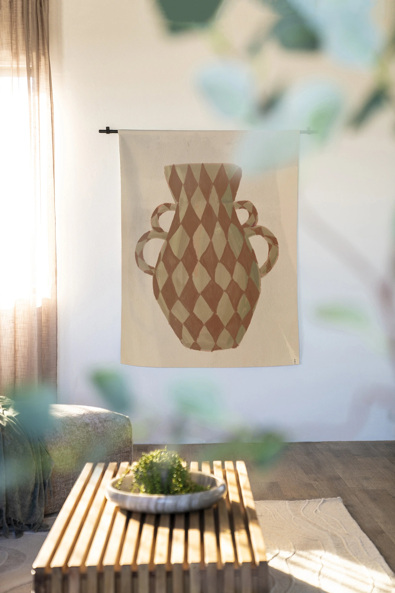 Wandkleed Vivid Vase 08 - Urban Cotton hangend aan een zwarte roede in een lichte woonkamer