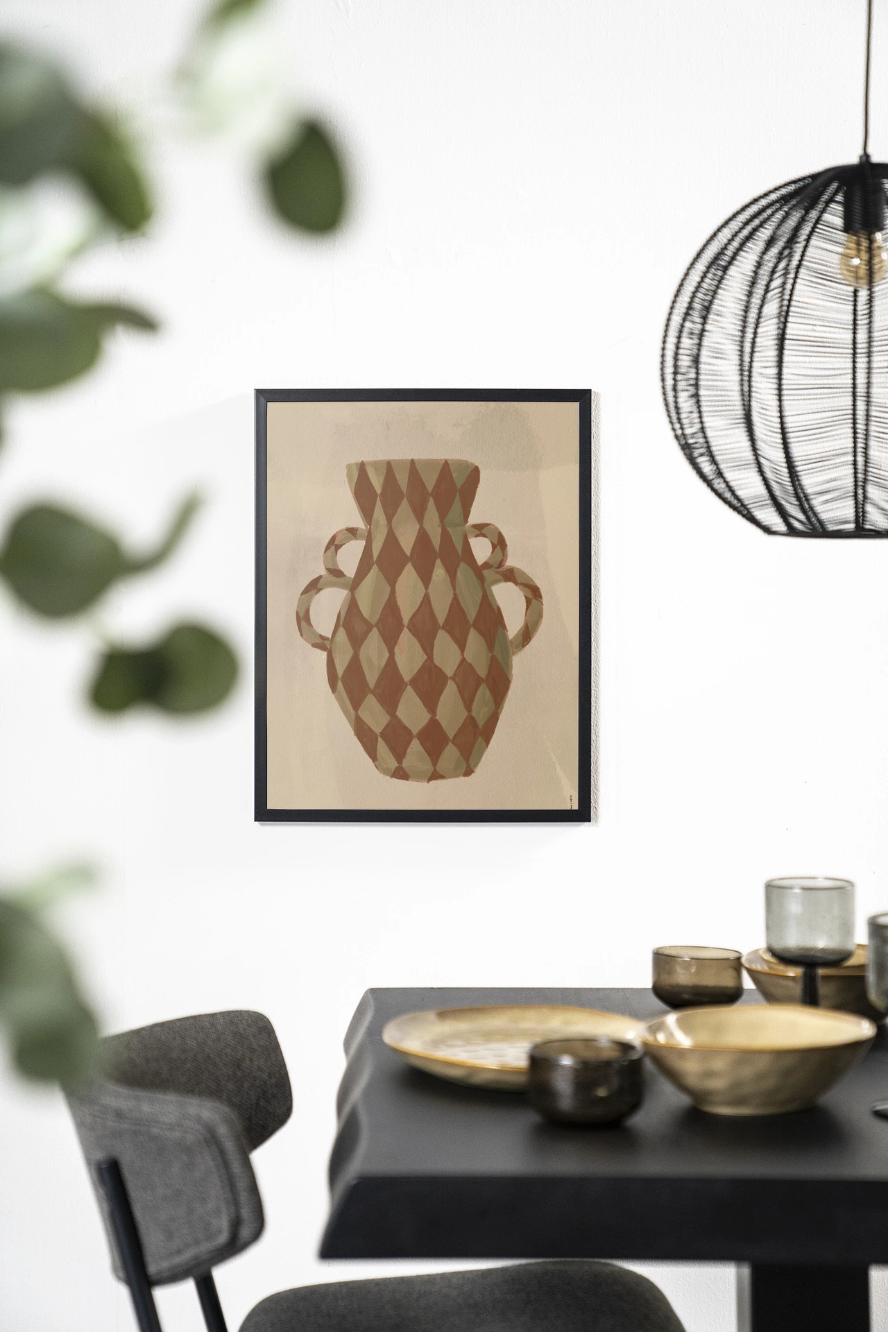 Wandkleed Vivid Vase 08 - Urban Cotton hangend aan een witte muur, met een eettafel en stoelen op de voorgrond
