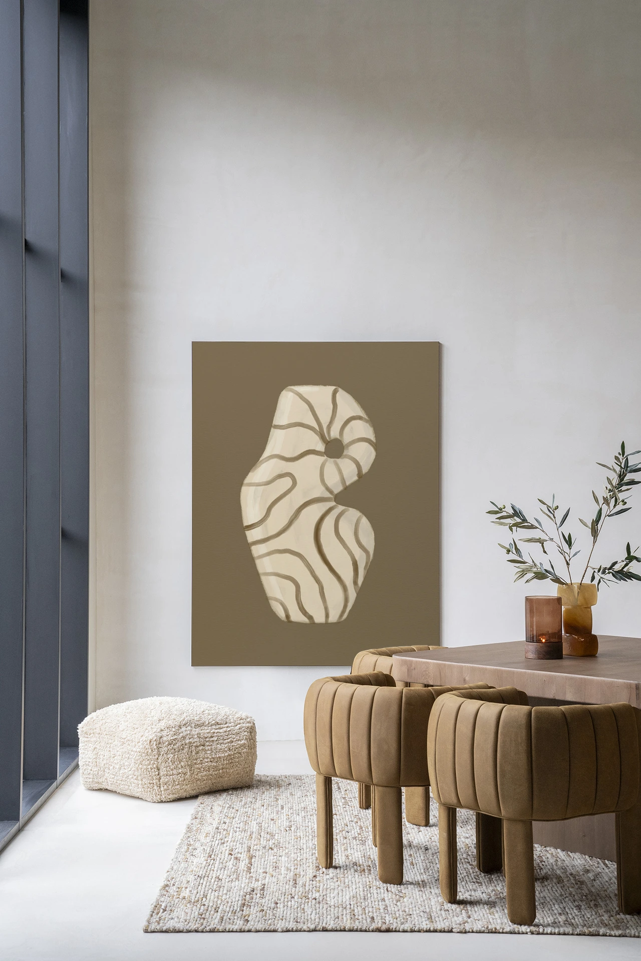 Wandkleed Vivid Vase 09 - Urban Cotton hangend in een modern interieur boven een poef