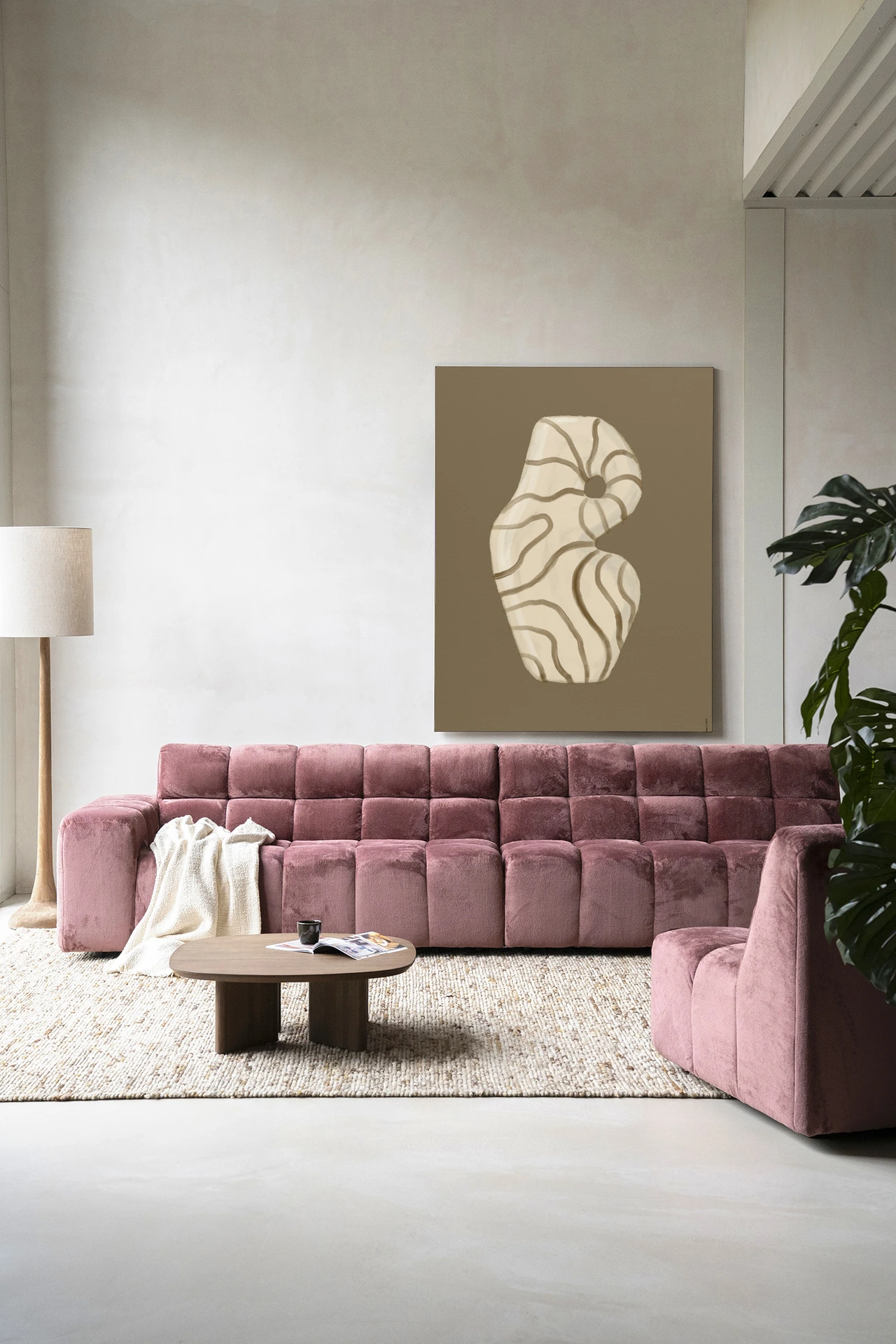 Wandkleed Vivid Vase 09 in een moderne woonkamer boven een roze bank - Urban Cotton