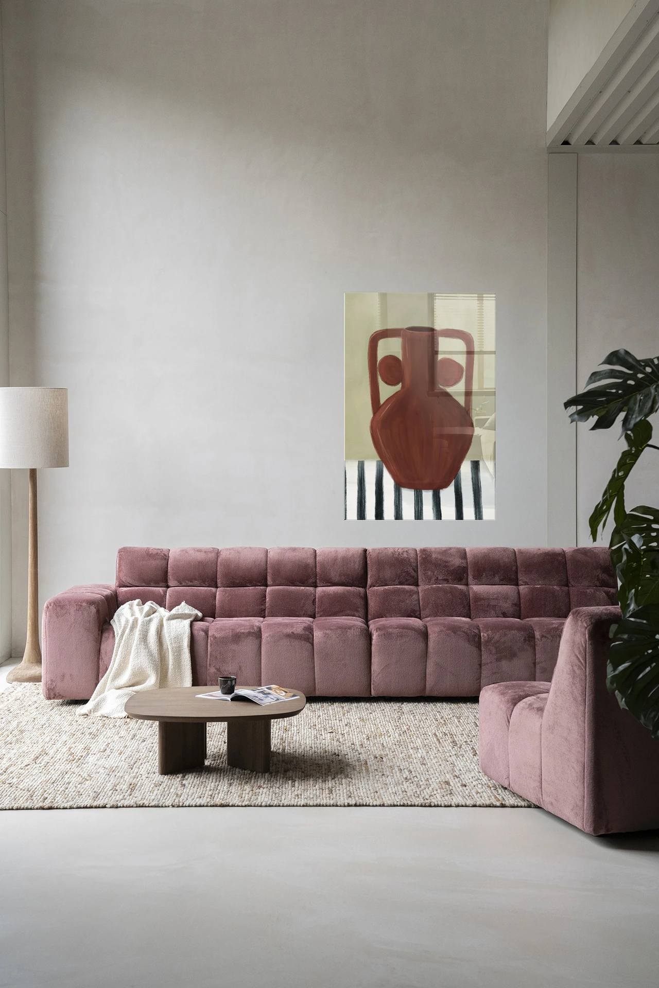 Wandkleed Vivid Vase 10 - Urban Cotton hangend boven een roze bank in een moderne woonkamer