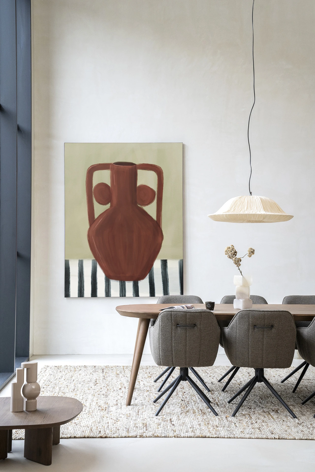 Wandkleed Vivid Vase 10 - Urban Cotton in een moderne eetkamer met houten tafel en stoelen