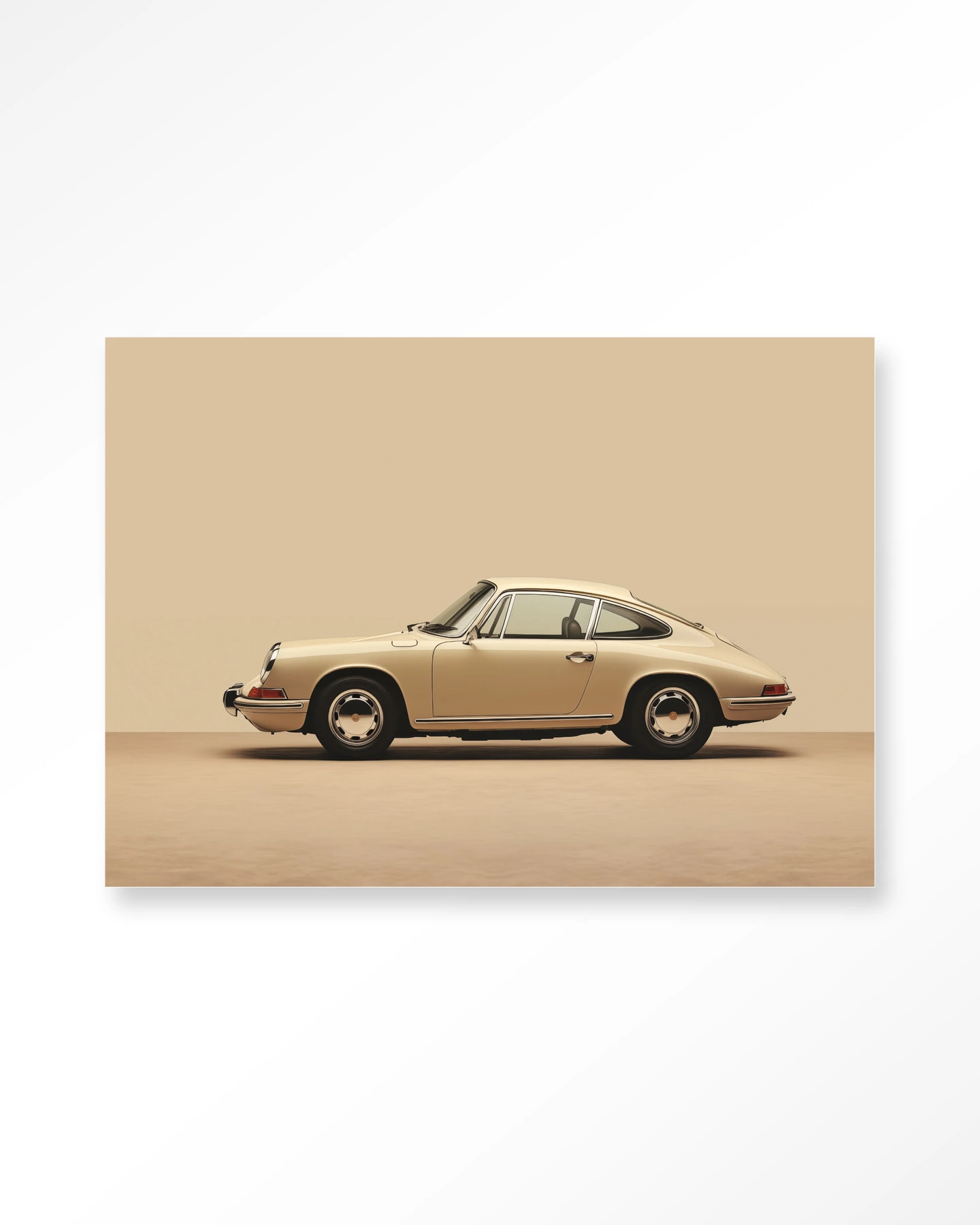 Wandkleed Vintage Porsche Beige toont een beige Porsche in profiel op een beige achtergrond - Urban Cotton