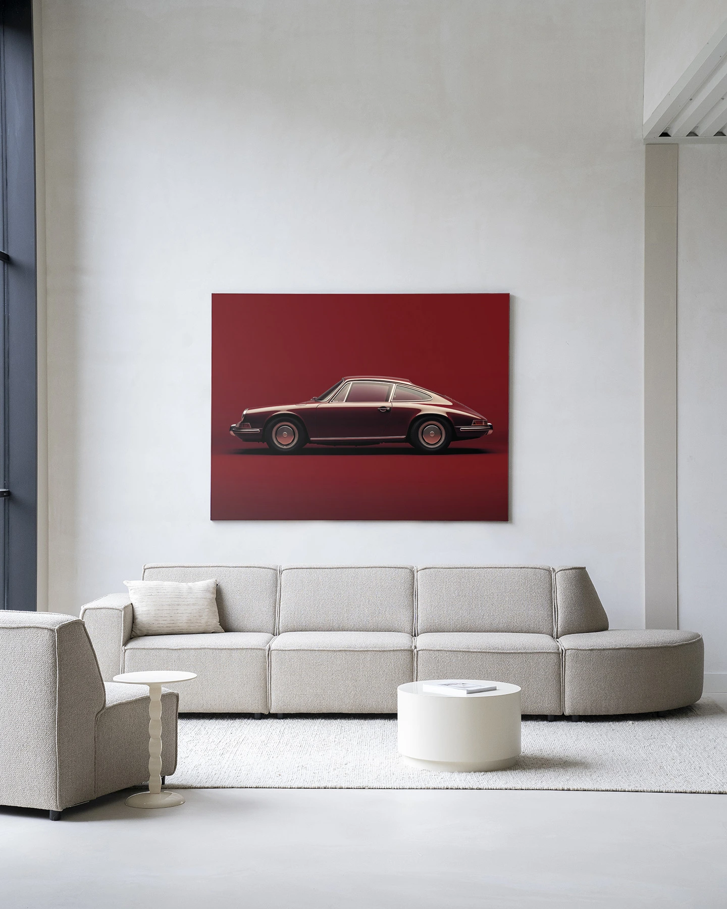 Wandkleed Vintage Porsche Red - Urban Cotton hangend boven een beige bank in een moderne woonkamer