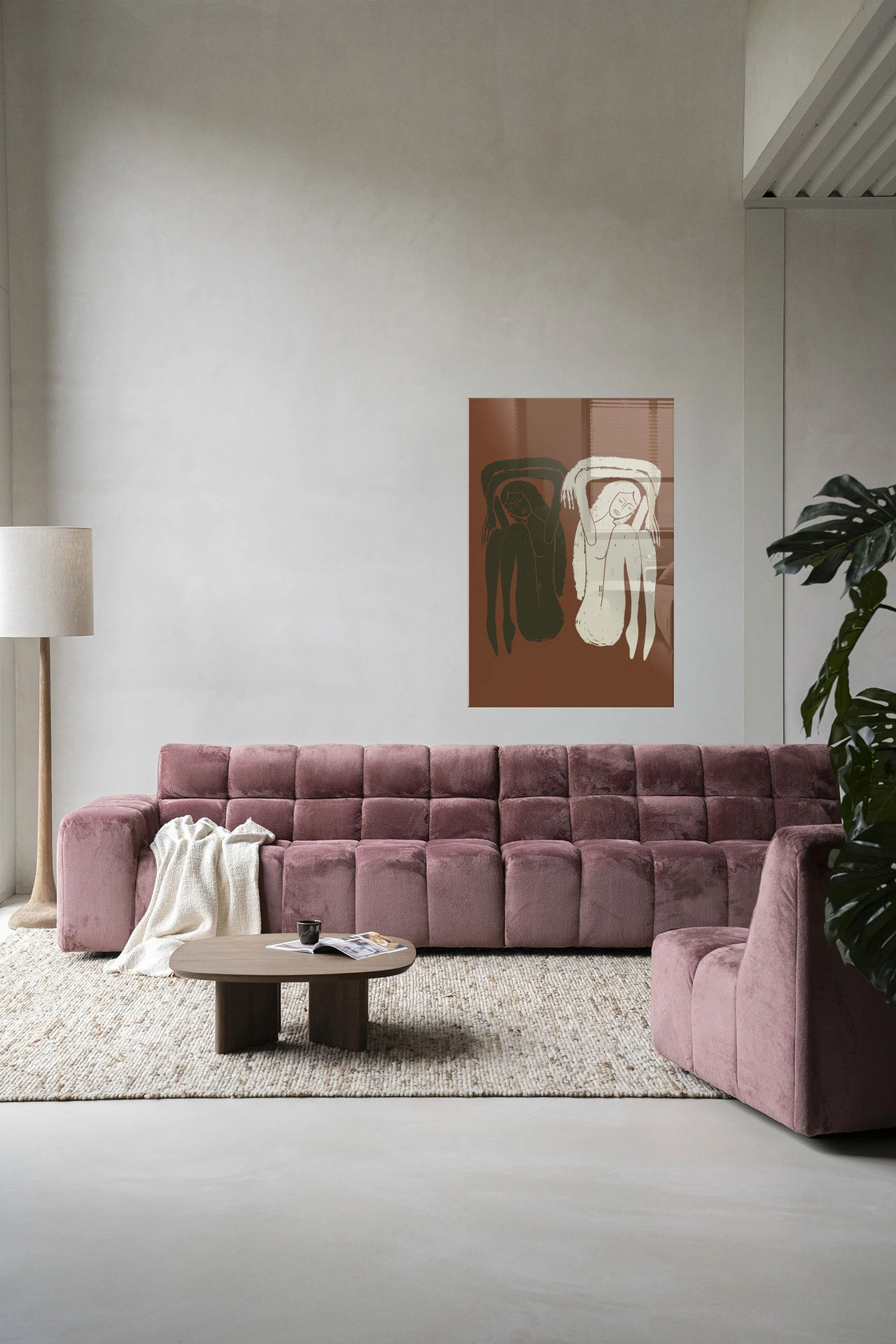 Wandkleed Bound Together in een moderne woonkamer boven een roze bank - Urban Cotton