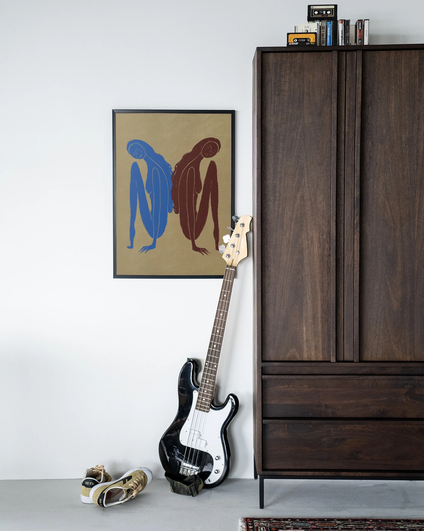 Wandkleed Sync Motion - Urban Cotton hangend aan een witte muur naast een donkerhouten kast