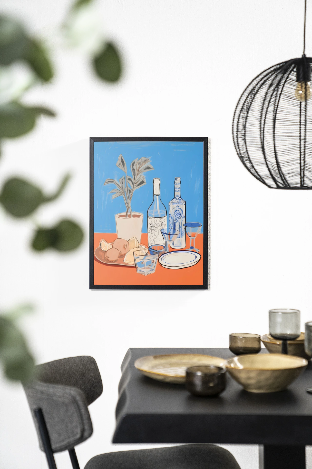 Wandkleed Cocktail Table - Urban Cotton hangend aan een witte muur boven een zwarte tafel