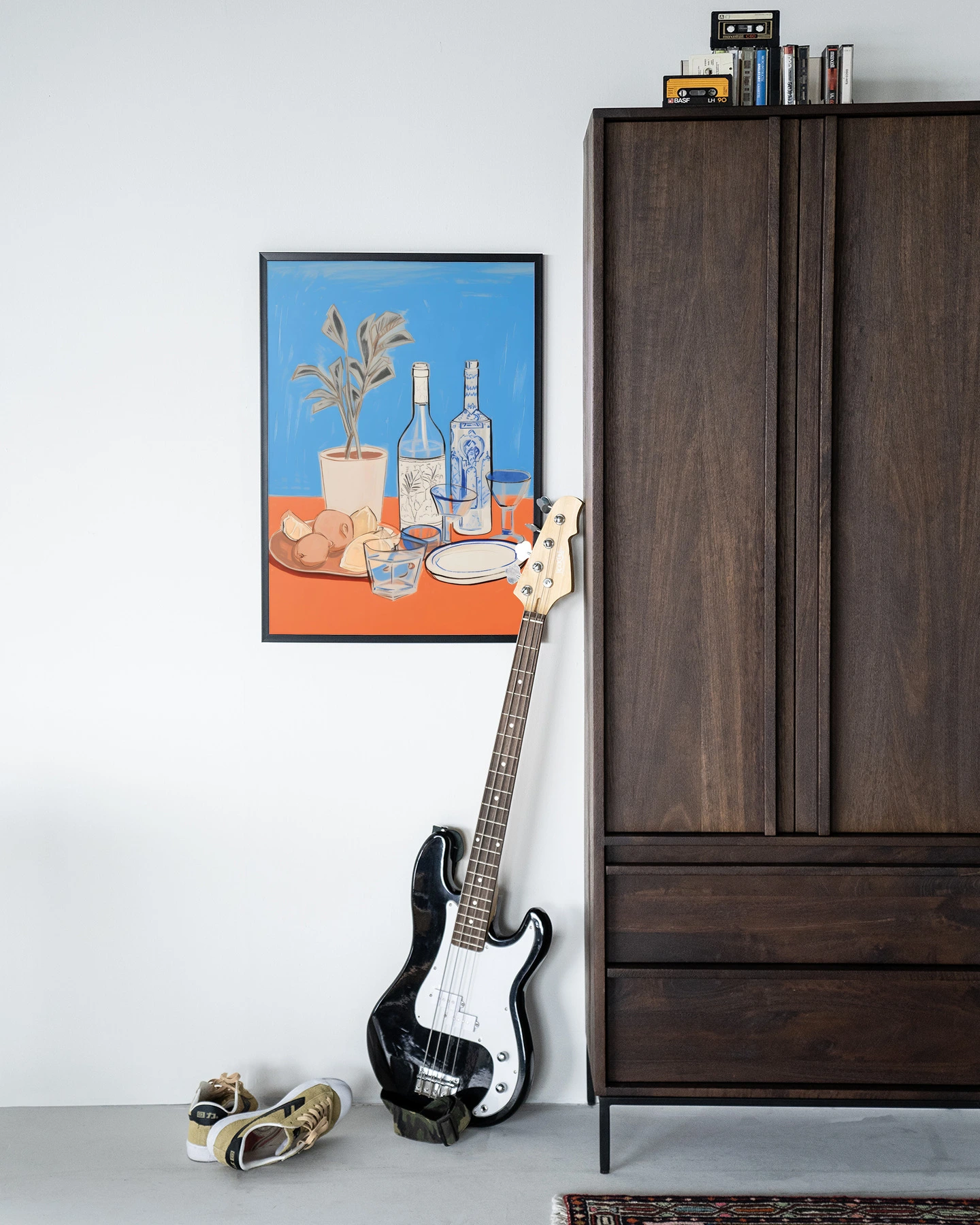 Wandkleed Cocktail Table - Urban Cotton hangt aan een witte muur naast een donkerbruine kast