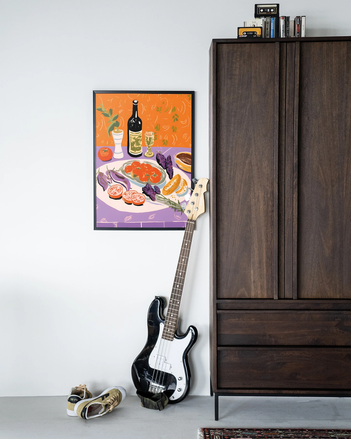 Wandkleed Mediterranean Table van Urban Cotton in een interieur met een basgitaar en een houten kast