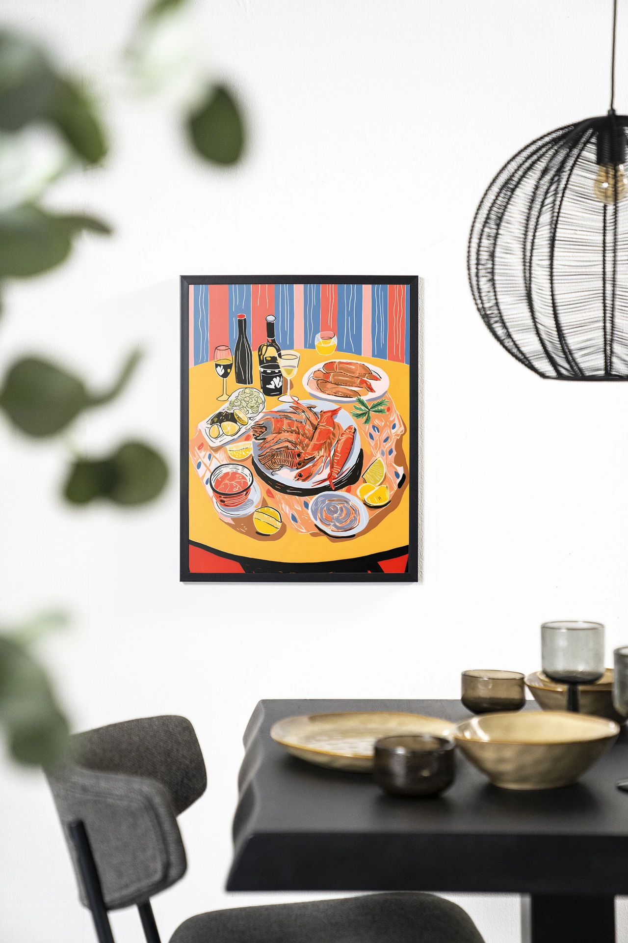 Wandkleed Fruits de Mer - Urban Cotton hangt aan een witte muur boven een donkere eettafel