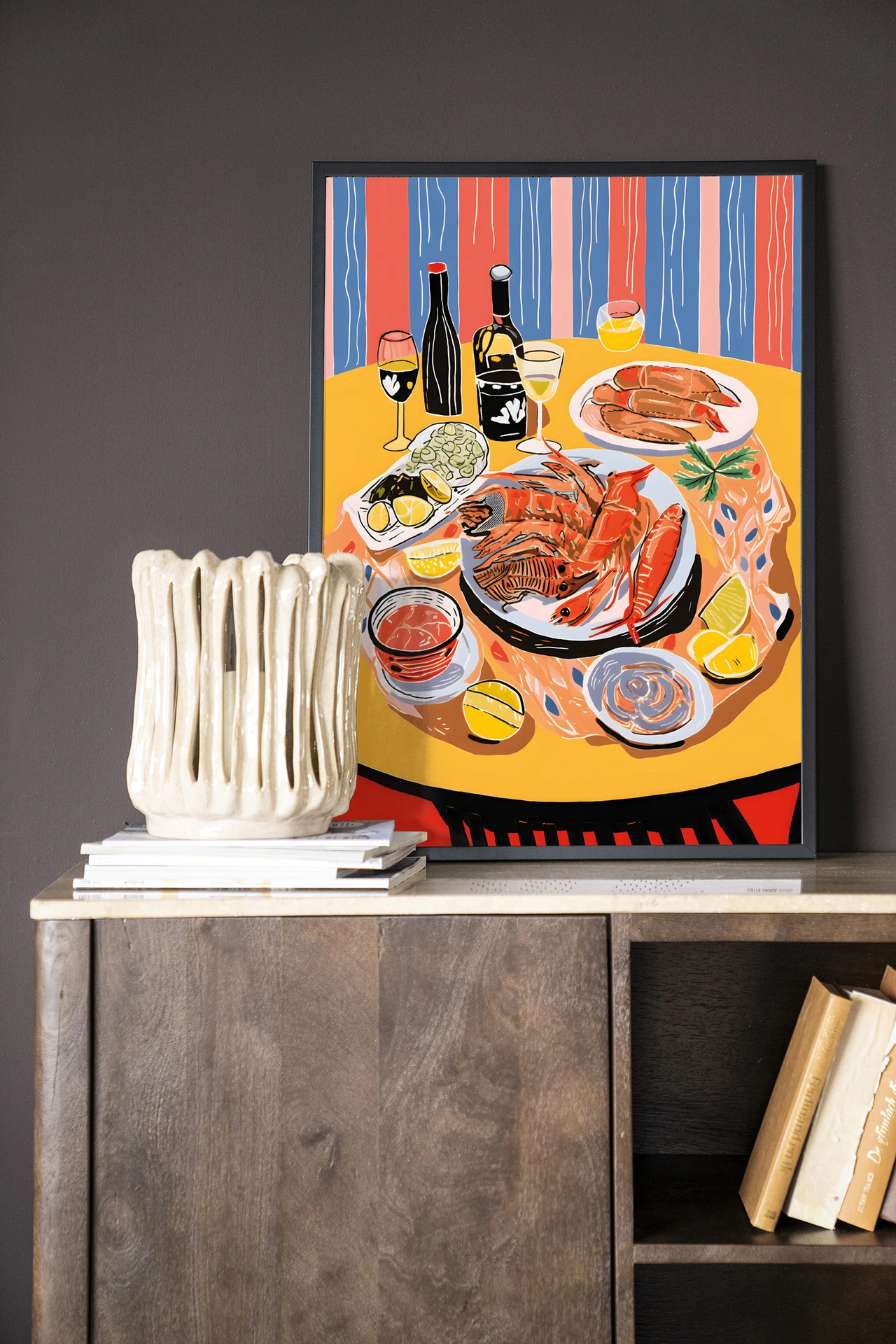 Wandkleed Fruits de Mer - Urban Cotton in een donkere, moderne woonkamer op een houten dressoir