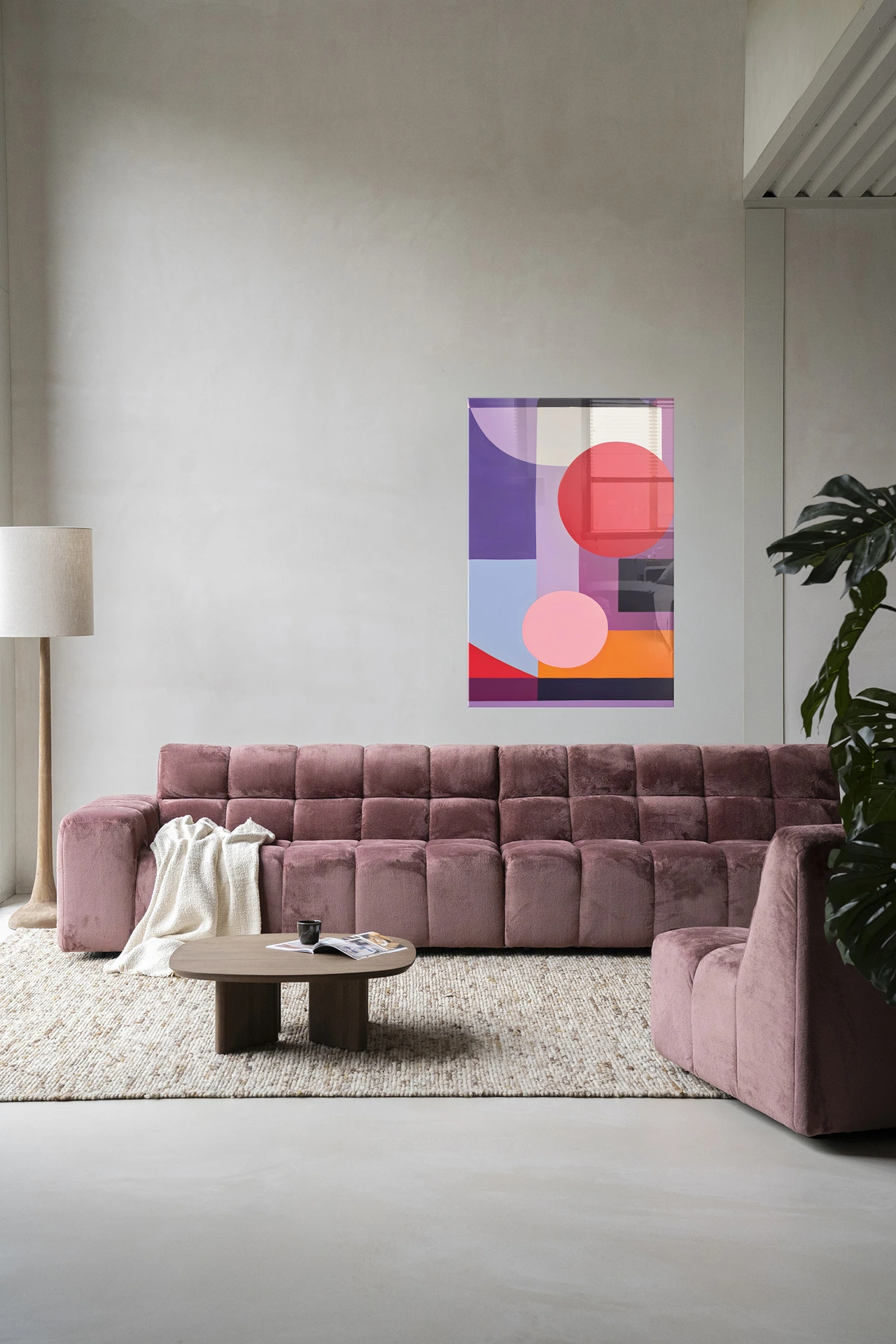 Wandkleed Attraction - Urban Cotton hangt boven een roze bank in een moderne woonkamer