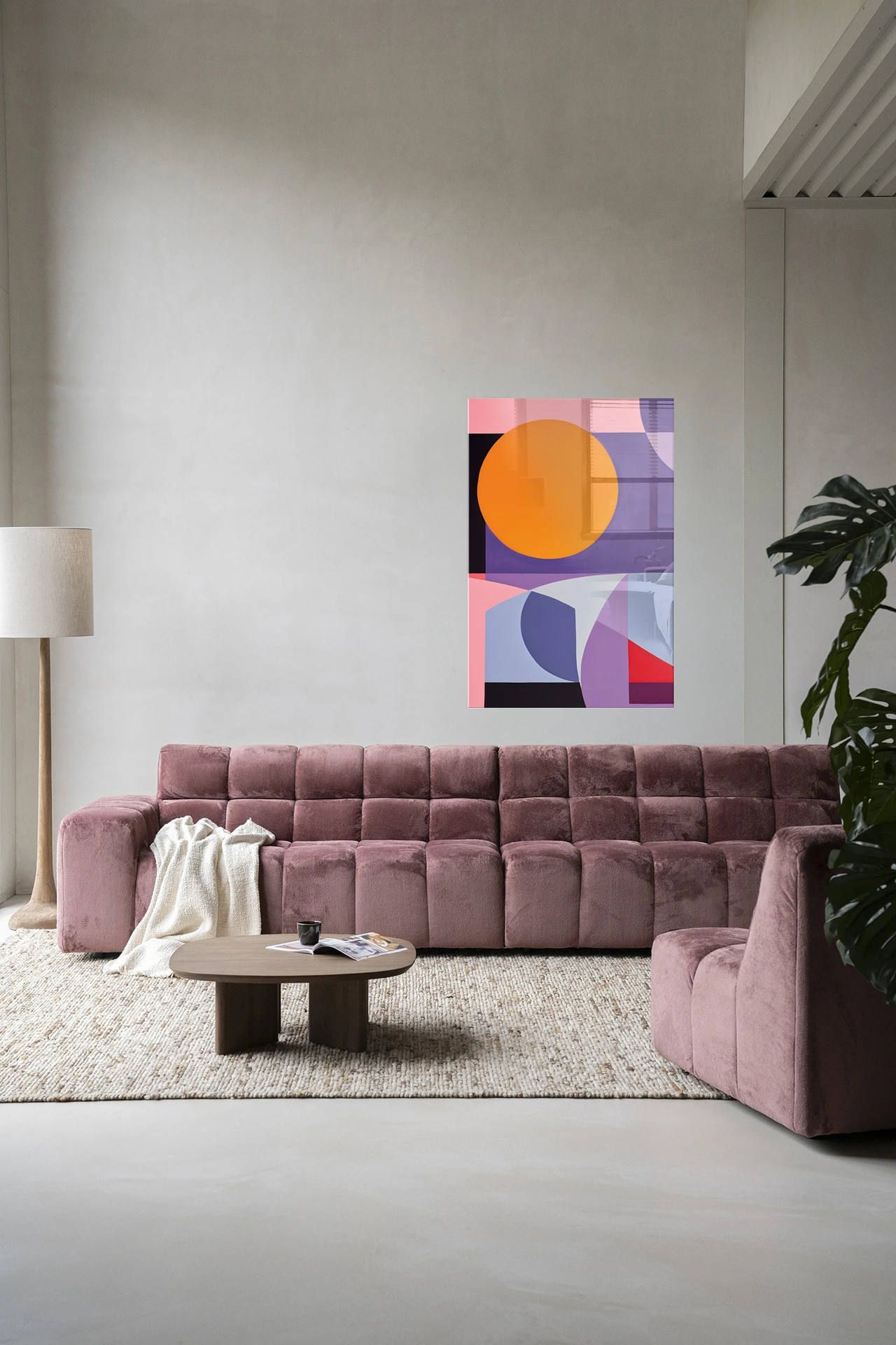 Wandkleed Repulsive - Urban Cotton hangend boven een roze bank in een moderne woonkamer