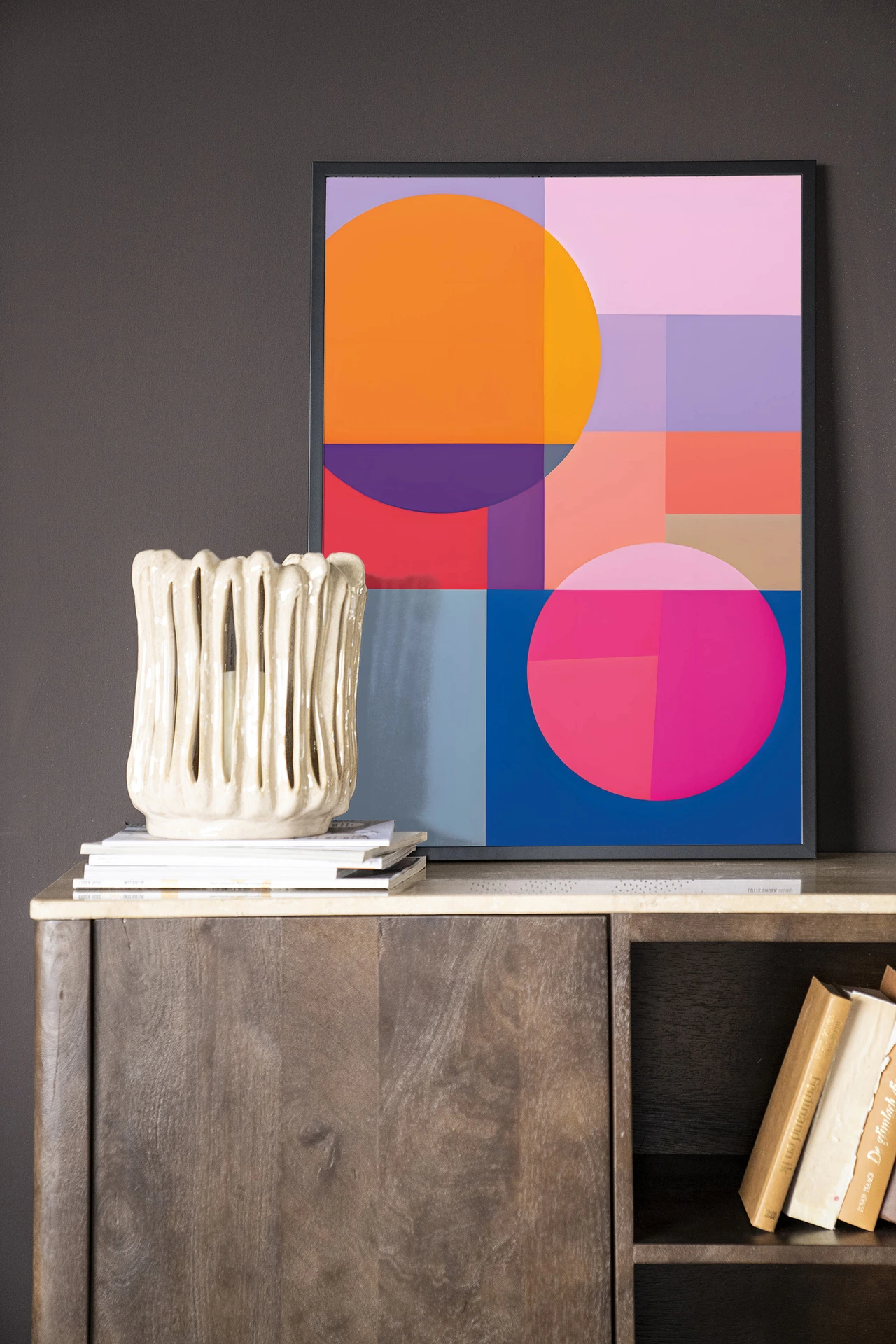 Wandkleed Combine - Urban Cotton in een modern interieur met een witte vaas en boeken op een houten kast