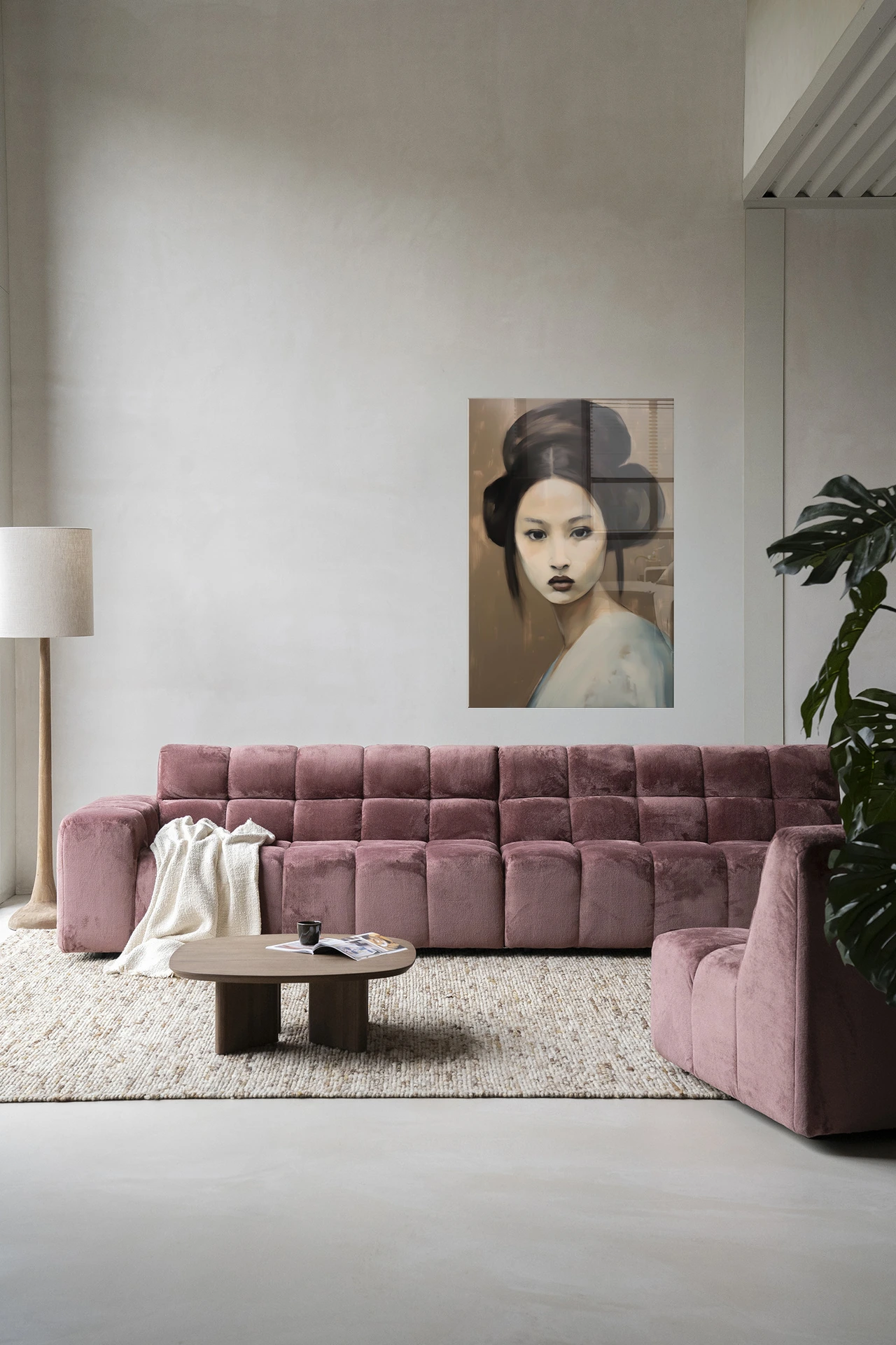 Wandkleed Tsuru - Urban Cotton in een moderne woonkamer boven een roze bank