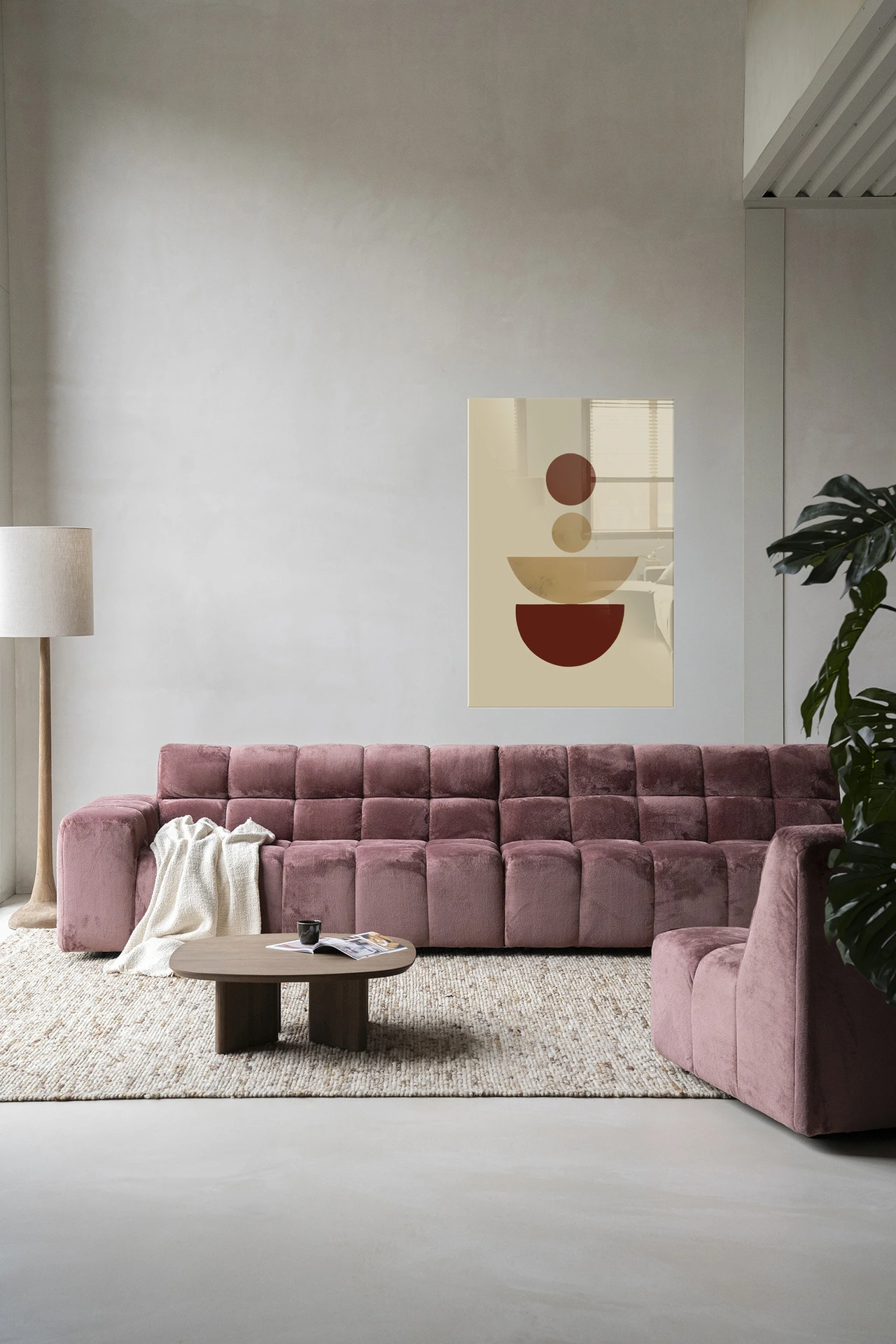 Wandkleed Forma 1 Red - Urban Cotton hangt boven een roze bank in een lichte woonkamer
