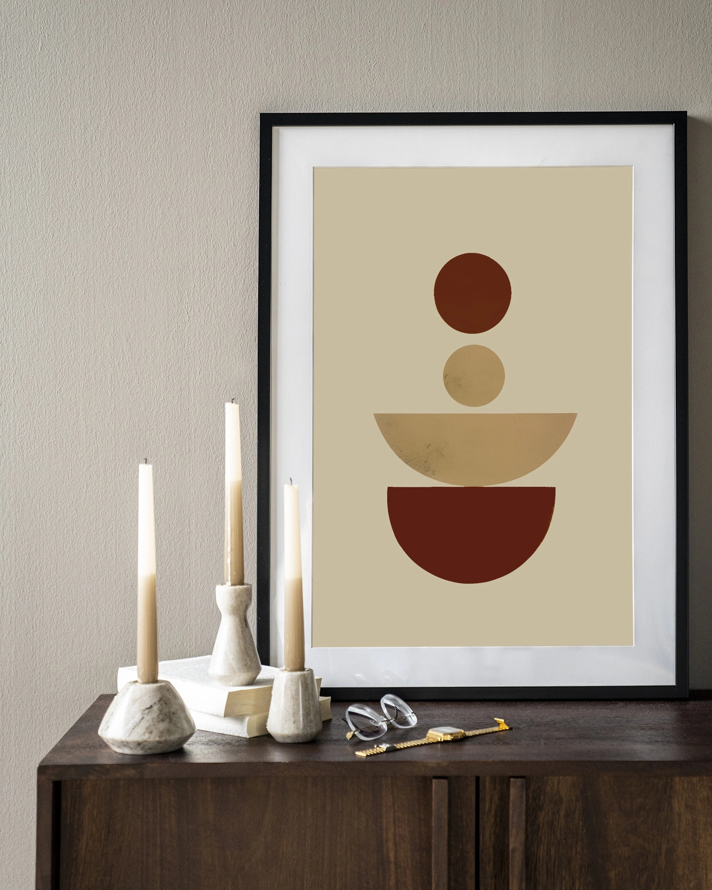 Wandkleed Forma 1 Red hangt aan een lichte muur boven een donkerhouten kast met decoratie - Urban Cotton
