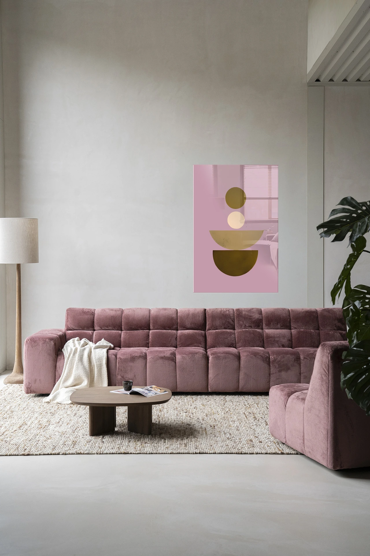 Wandkleed Forma 1 Lilac hangend boven een roze bank in een moderne woonkamer - Urban Cotton
