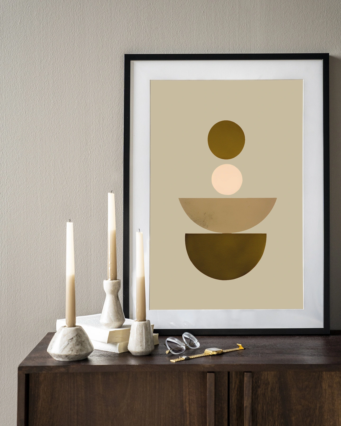 Wandkleed Forma 1 Beige - Urban Cotton in een lijst op een houten dressoir met kaarsen