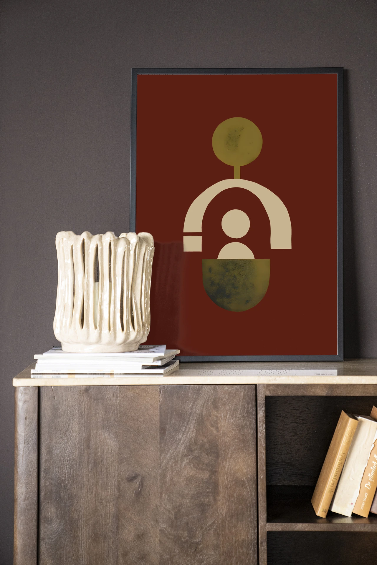 Wandkleed Forma 2 Red - Urban Cotton in een donkerrode kleur, hangend boven een houten dressoir met een vaas