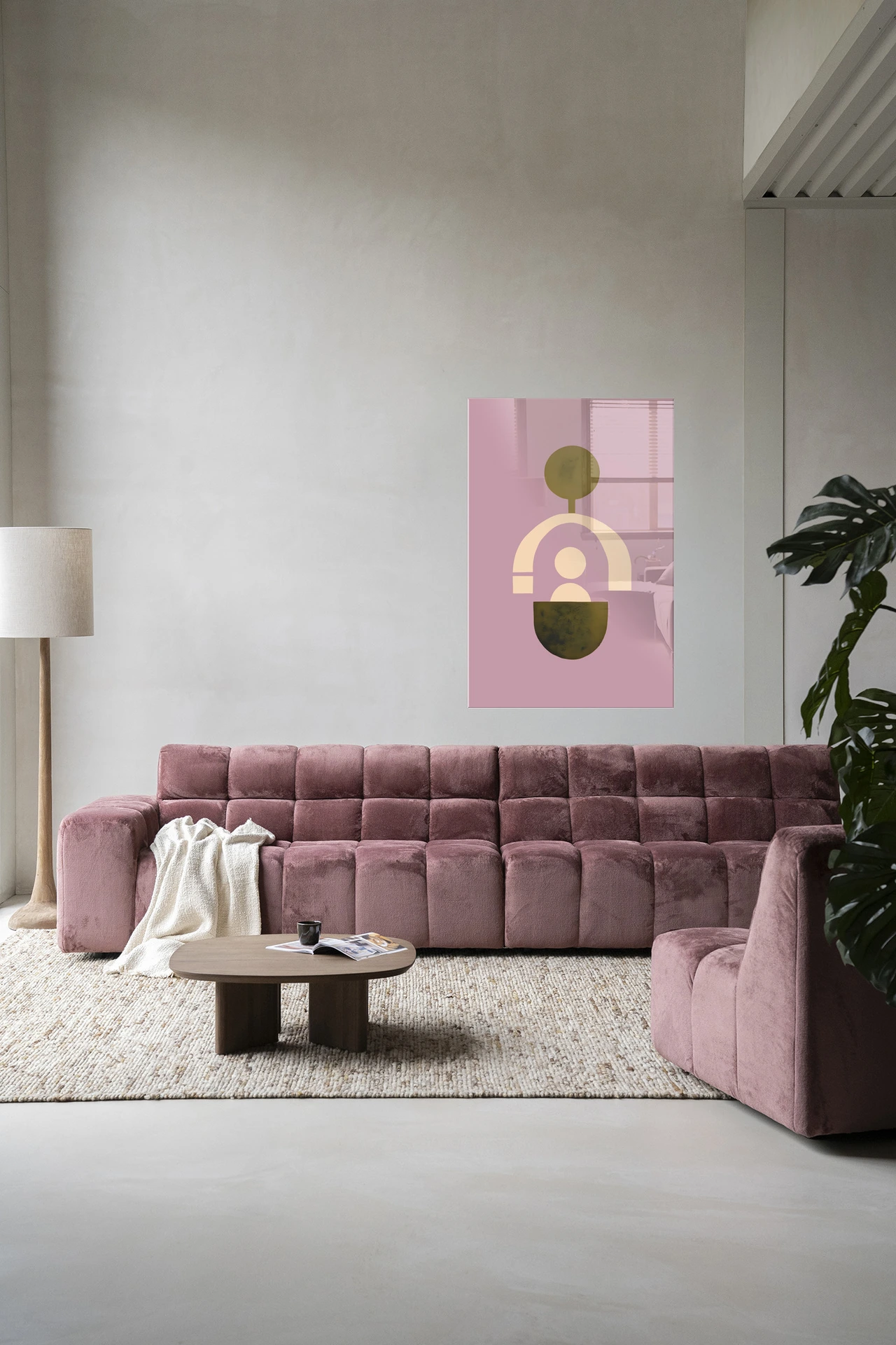 Wandkleed Forma 2 Lilac aan een witte muur boven een roze bank in een moderne woonkamer - Urban Cotton