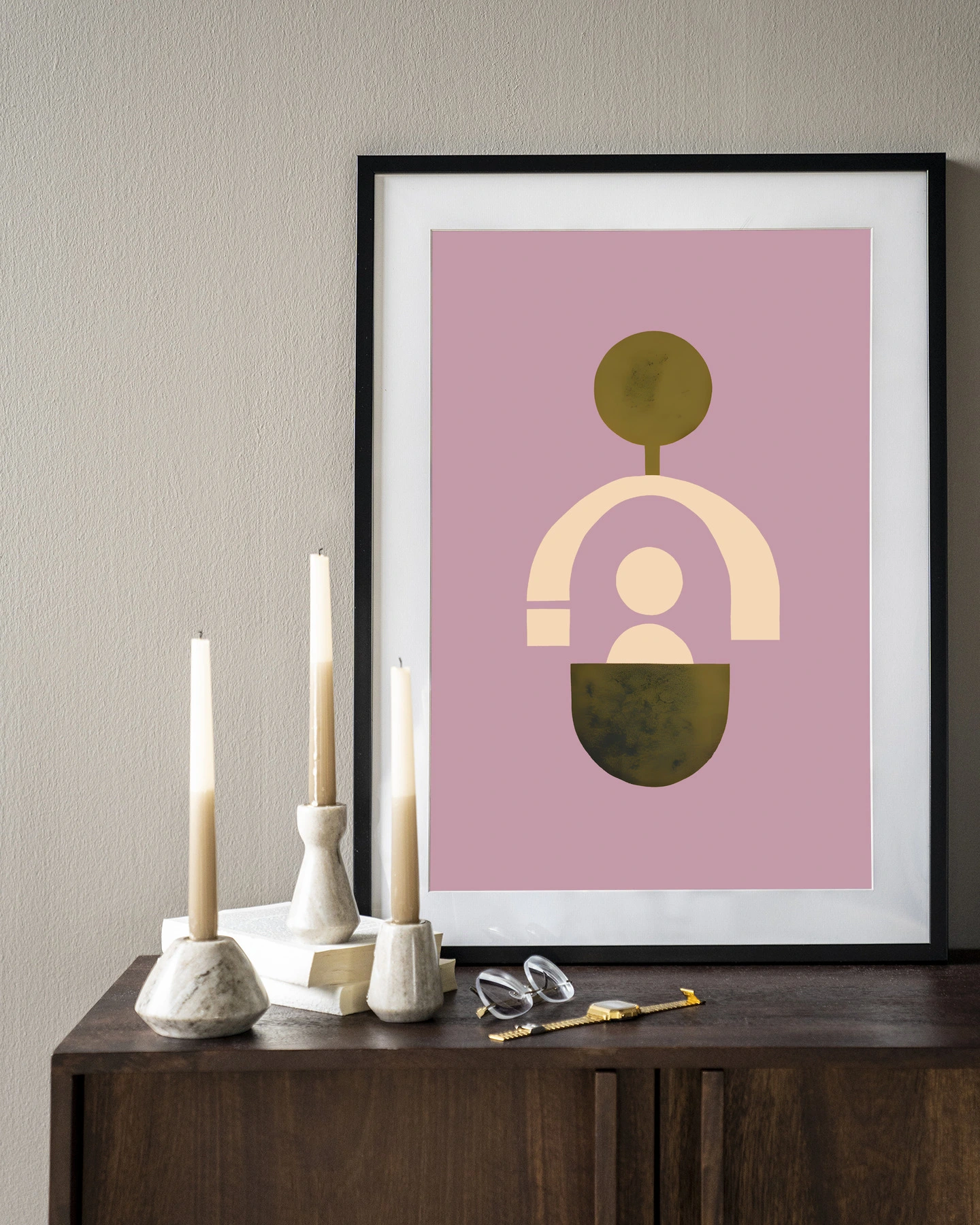 Wandkleed Forma 2 Lilac aan een lichtgrijze muur boven een donkerhouten kast met kaarsen en bril - Urban Cotton