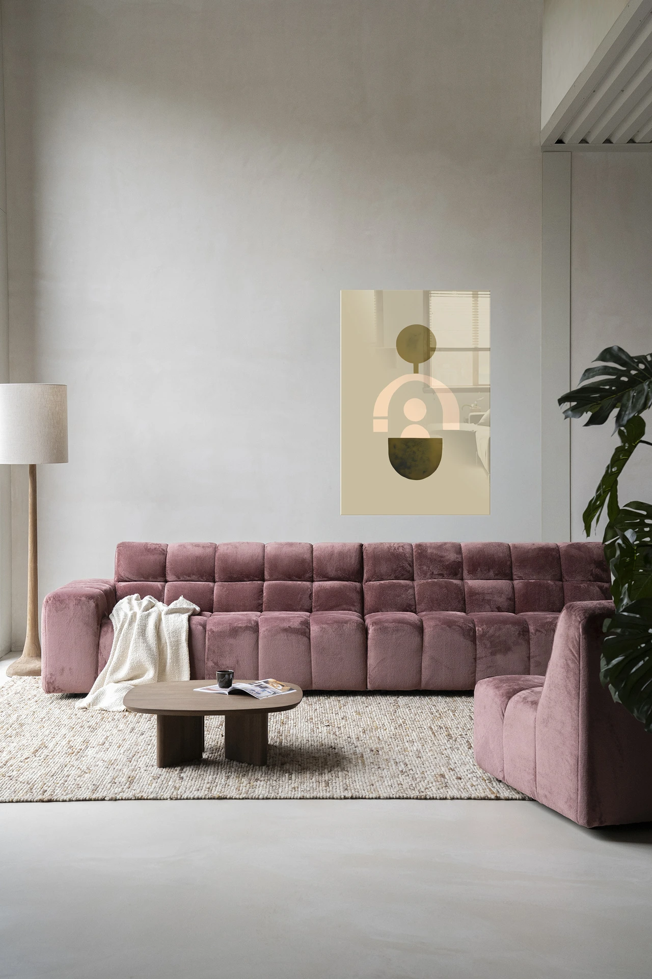 Wandkleed Forma 2 Beige - Urban Cotton in een moderne woonkamer met een roze bank en houten salontafel