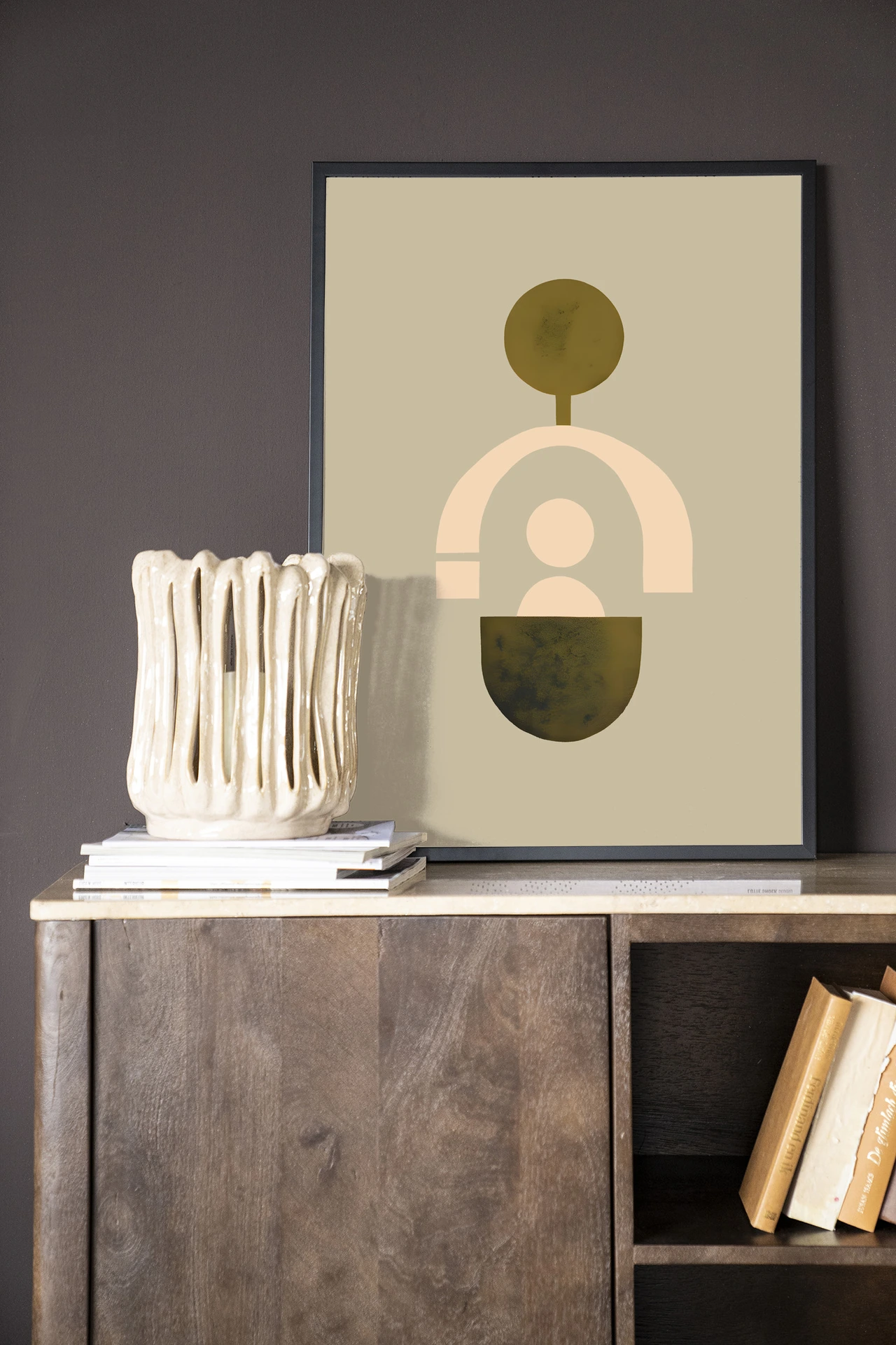 Wandkleed Forma 2 Beige - Urban Cotton hangend boven een houten dressoir met decoratie