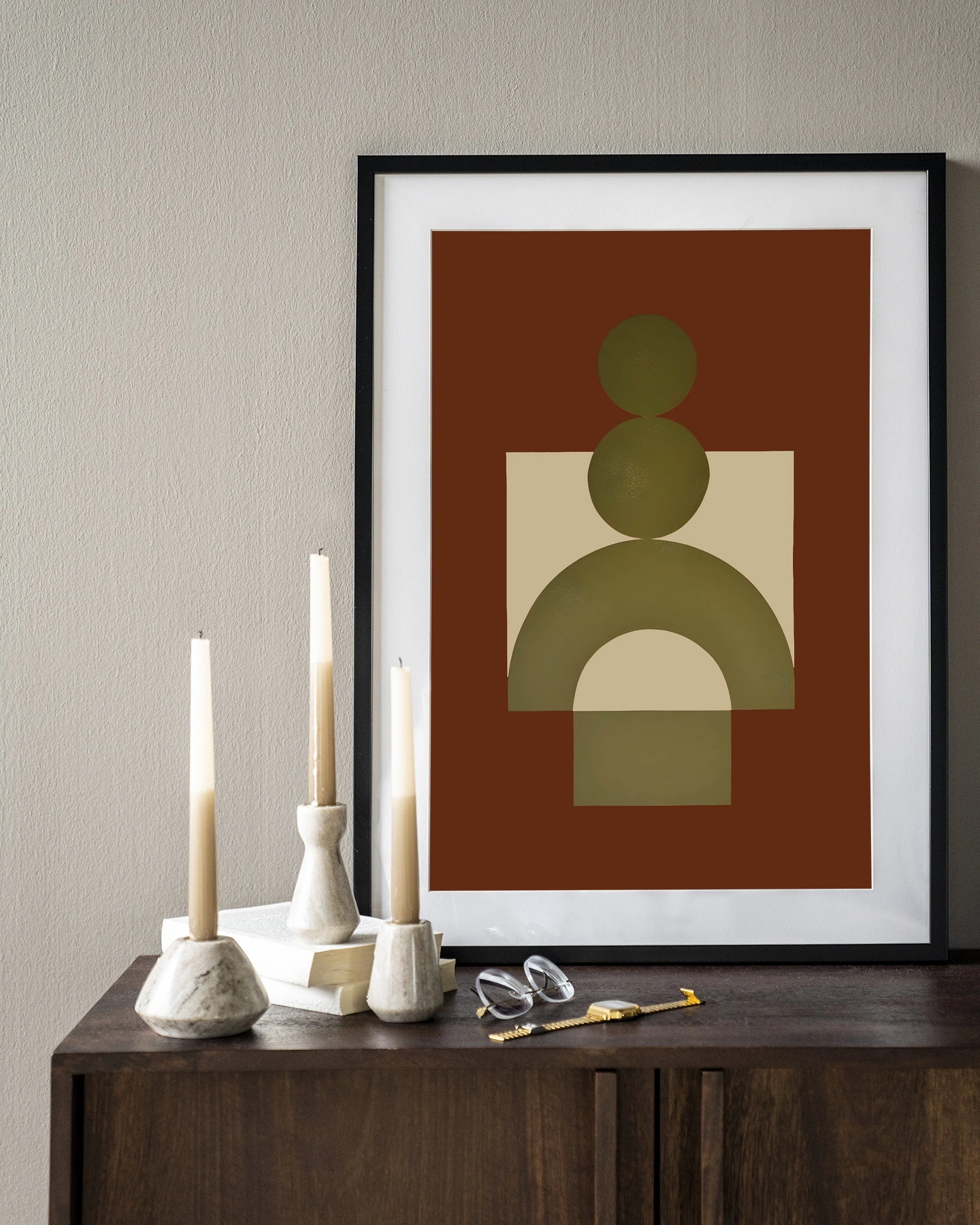 Wandkleed Forma 3 Red in een zwarte lijst, staand op een houten dressoir met kaarsen - Urban Cotton