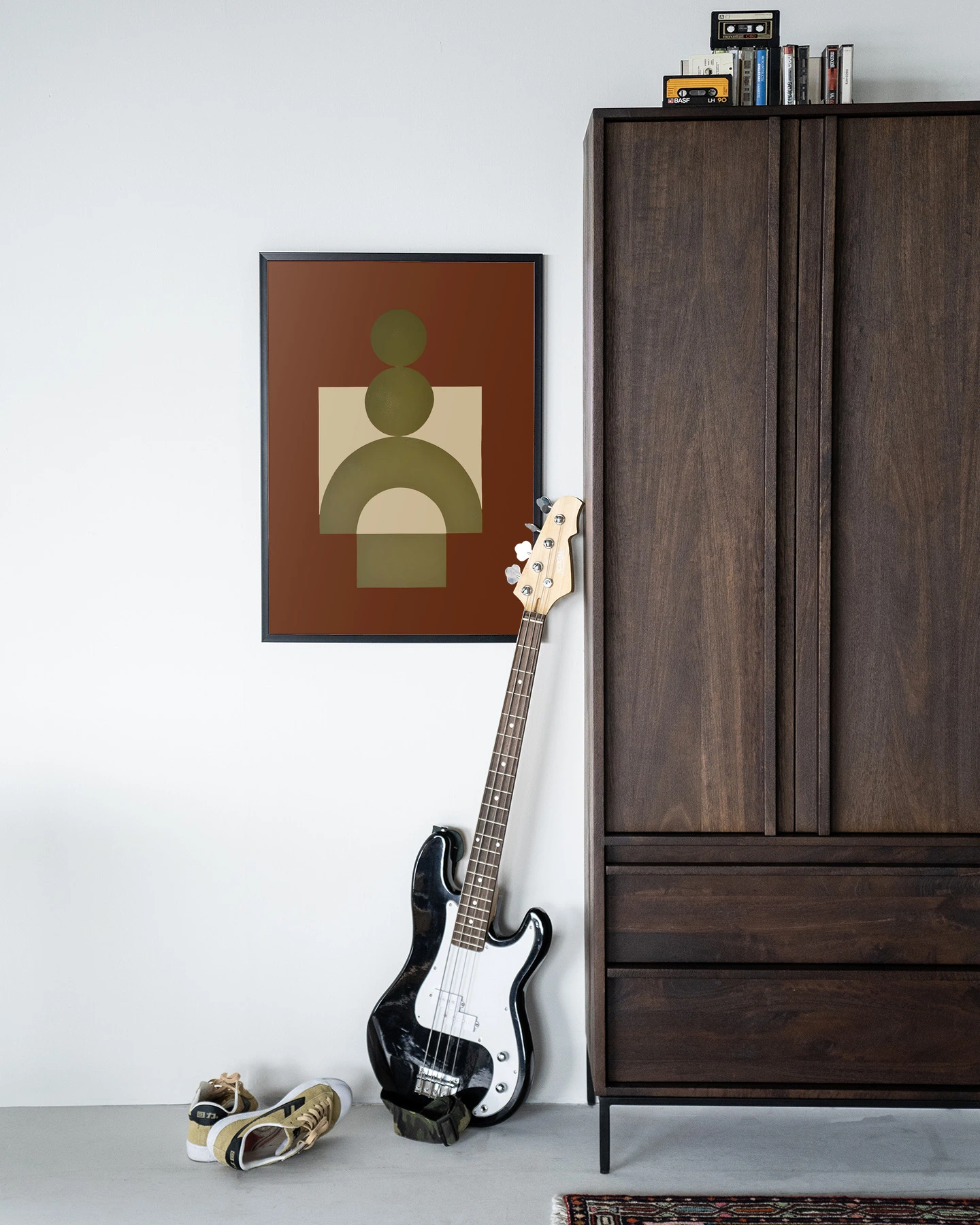 Wandkleed Forma 3 Red - Urban Cotton hangt aan een witte muur naast een donkerbruine kast