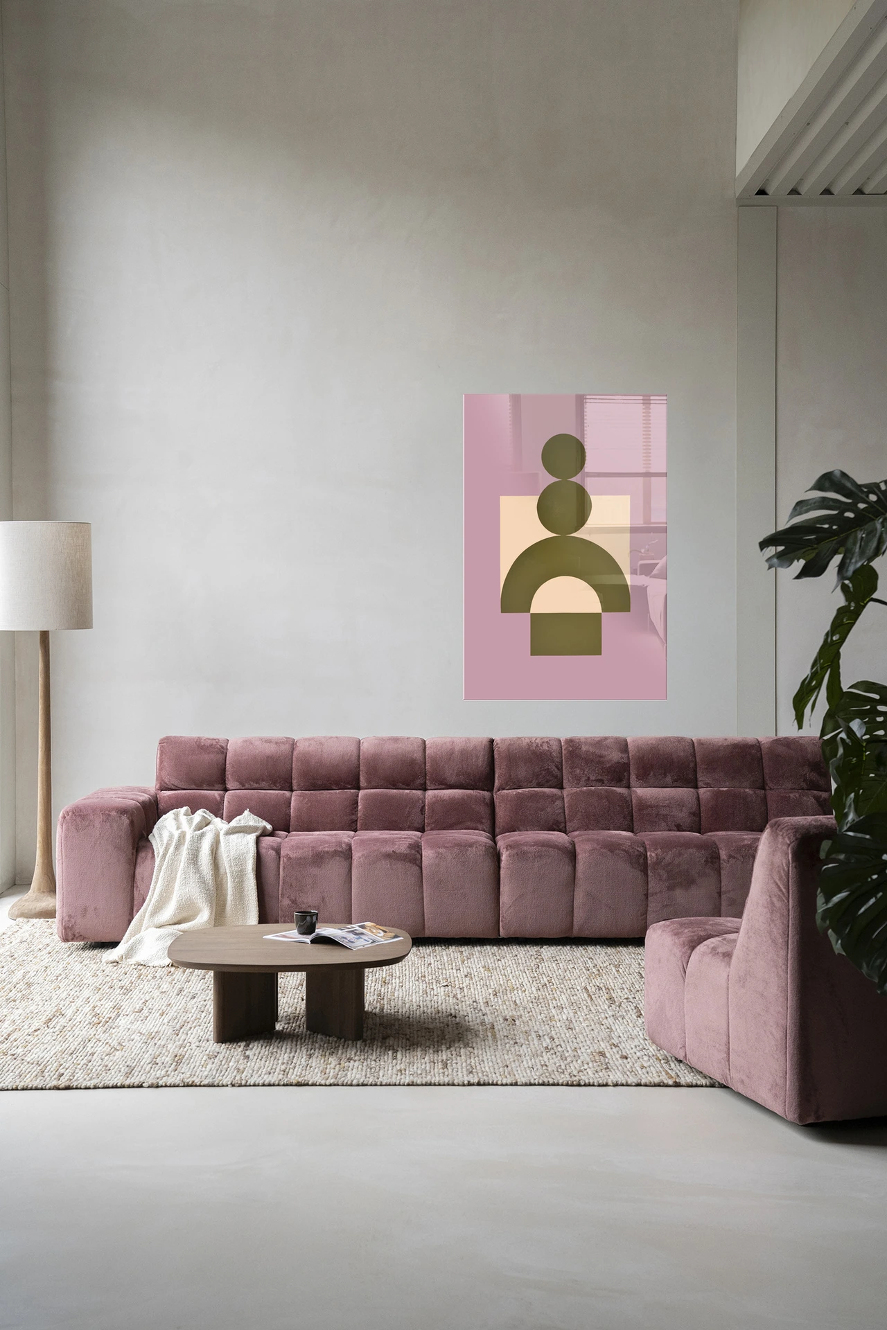 Wandkleed Forma 3 Lilac - Urban Cotton hangend boven een roze bank in een moderne woonkamer