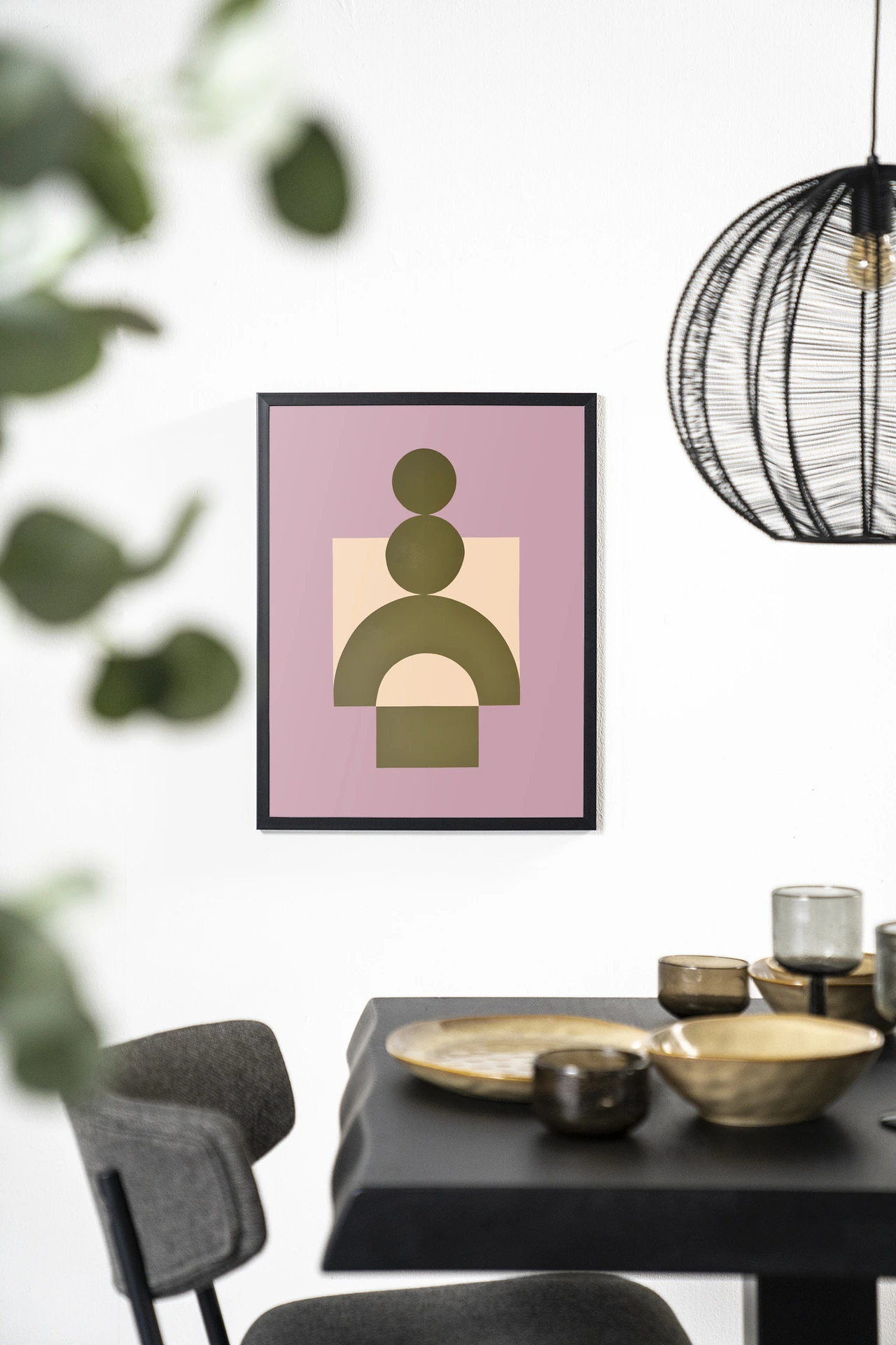 Wandkleed Forma 3 Lilac hangt aan een witte muur boven een zwarte tafel met servies - Urban Cotton