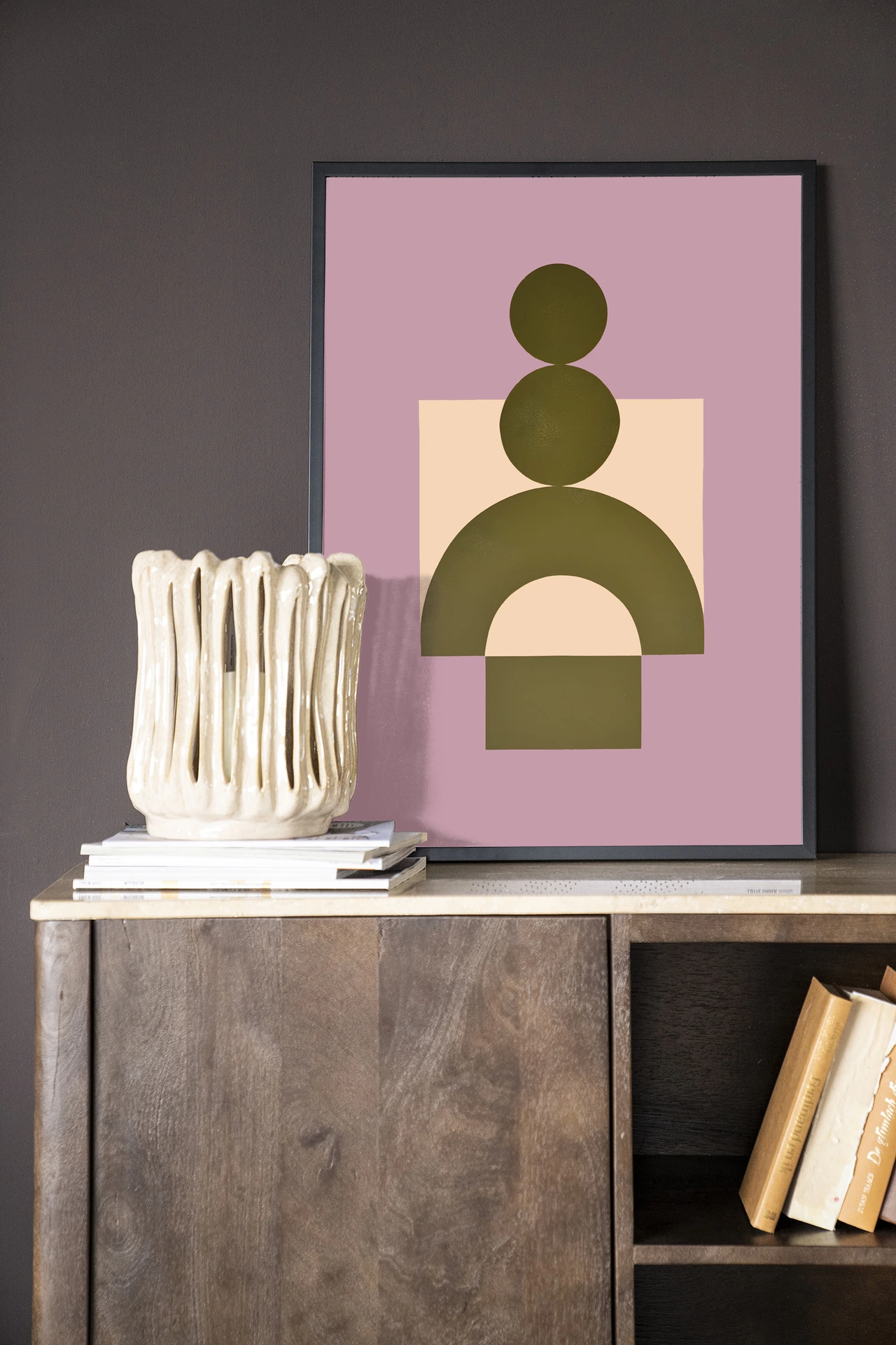 Wandkleed Forma 3 Lilac - Urban Cotton hangend boven een houten dressoir met boeken en een vaas