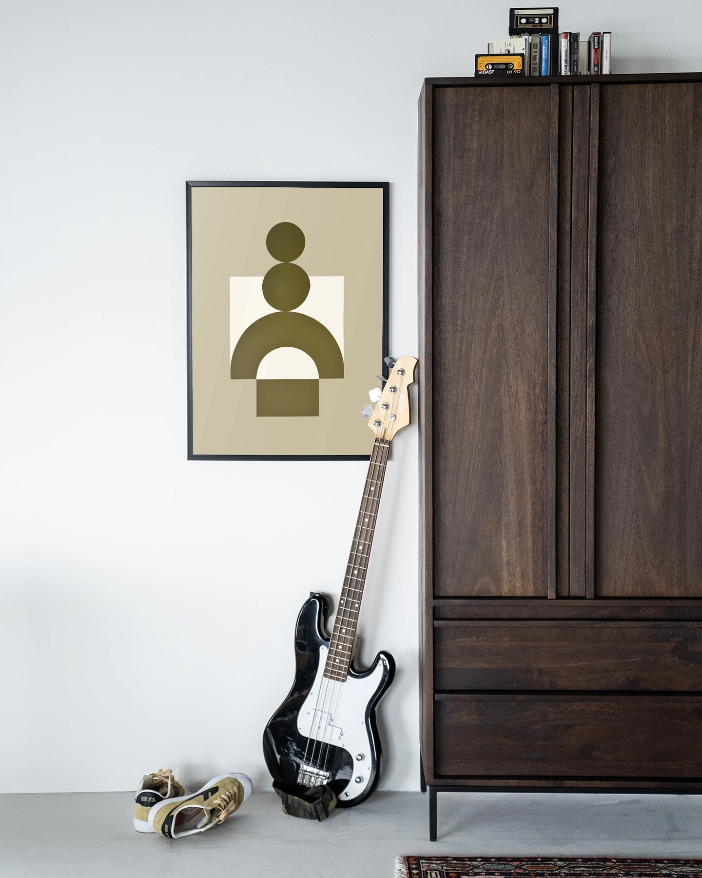 Wandkleed Forma 3 Beige - Urban Cotton hangt aan een witte muur naast een donkerbruine kast