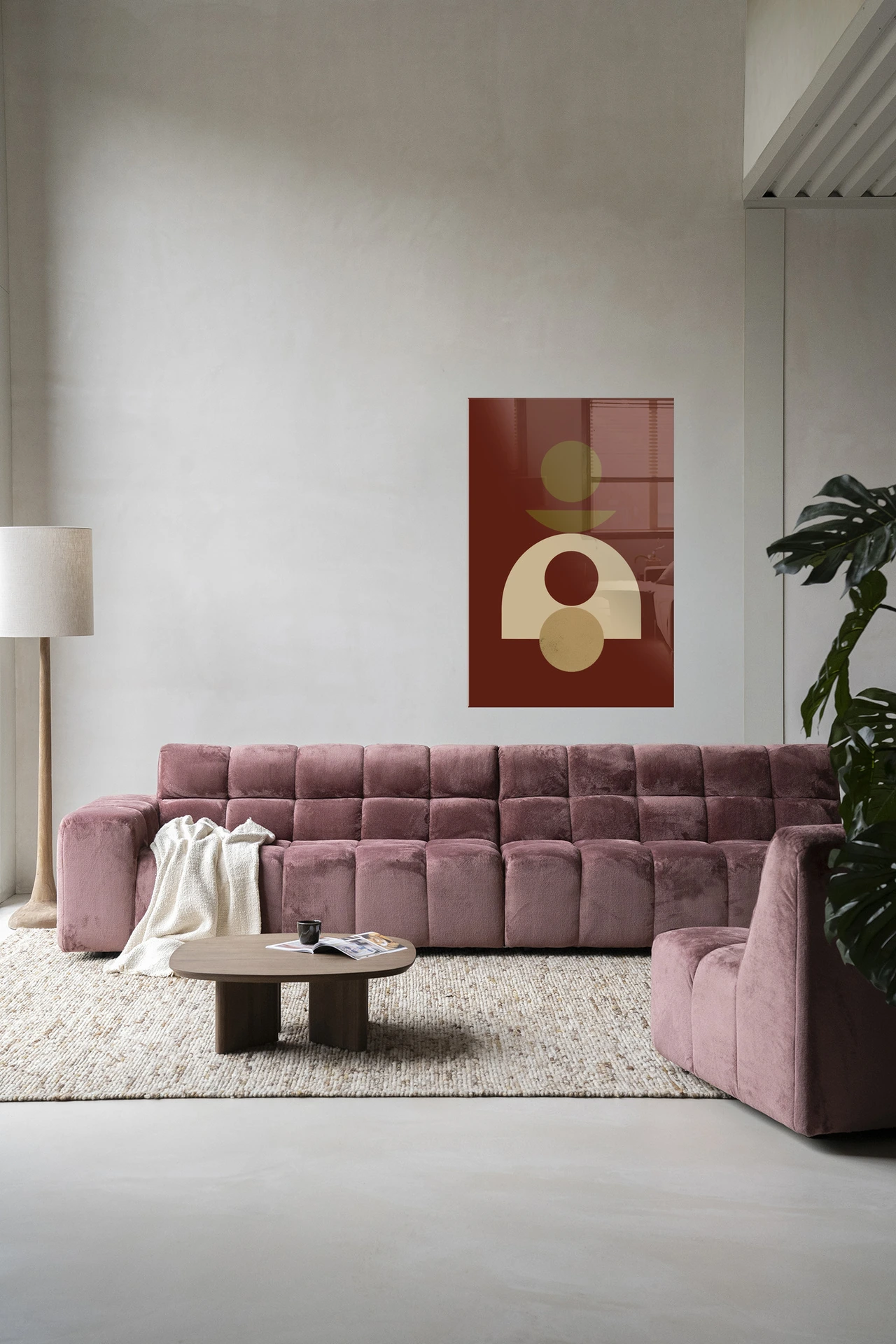Wandteppich Forma 4 Red in einem modernen Wohnzimmer über einem rosa Sofa mit Couchtisch und Teppich - Urban Cotton