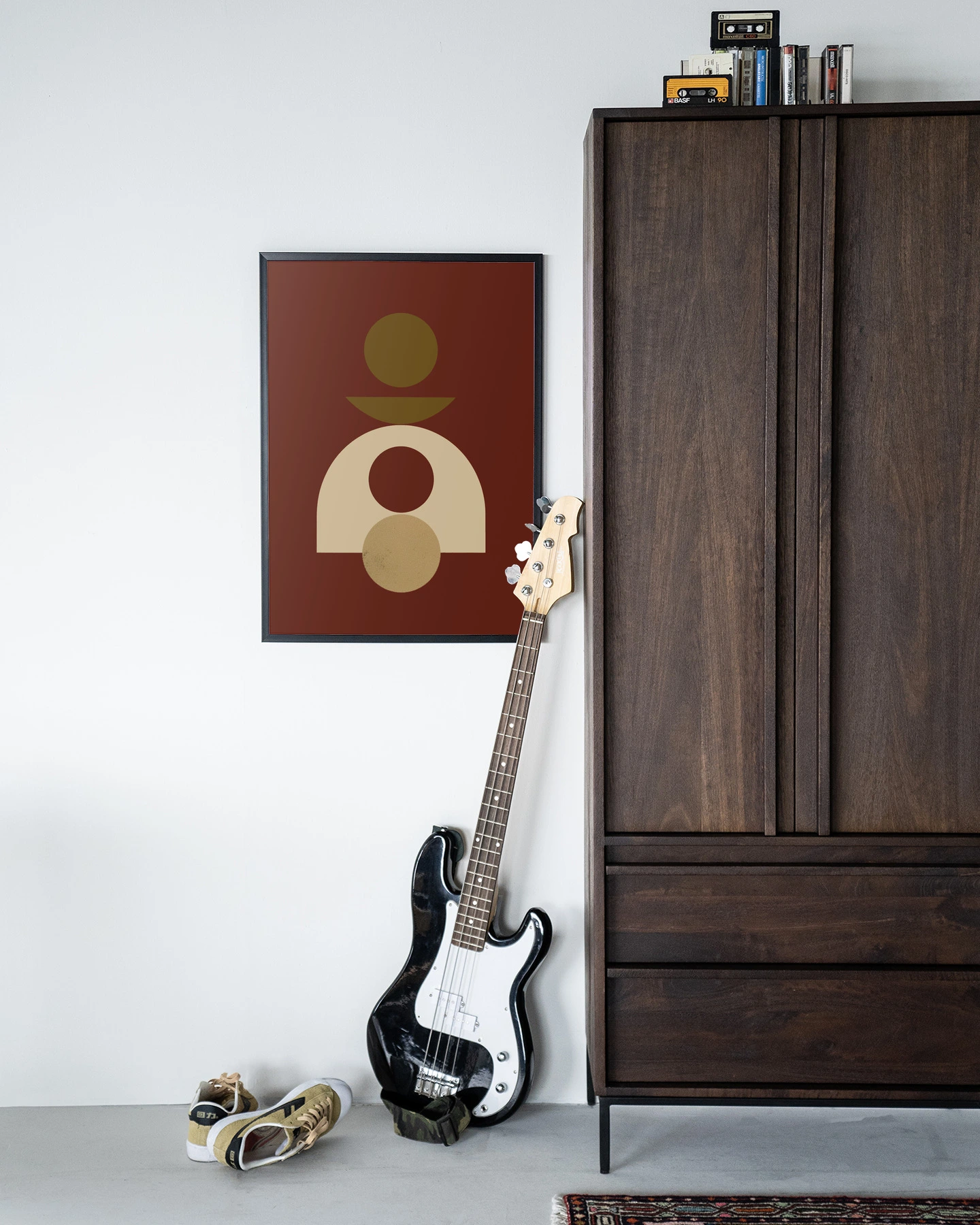 Wandteppich Forma 4 Red - Urban Cotton in einem modernen Ambiente mit Gitarre und Holzschrank