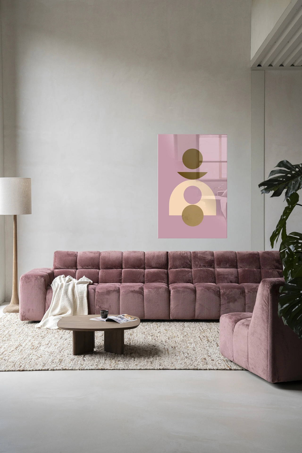 Wandkleed Forma 4 Lilac hangt boven een roze bank in een moderne woonkamer - Urban Cotton
