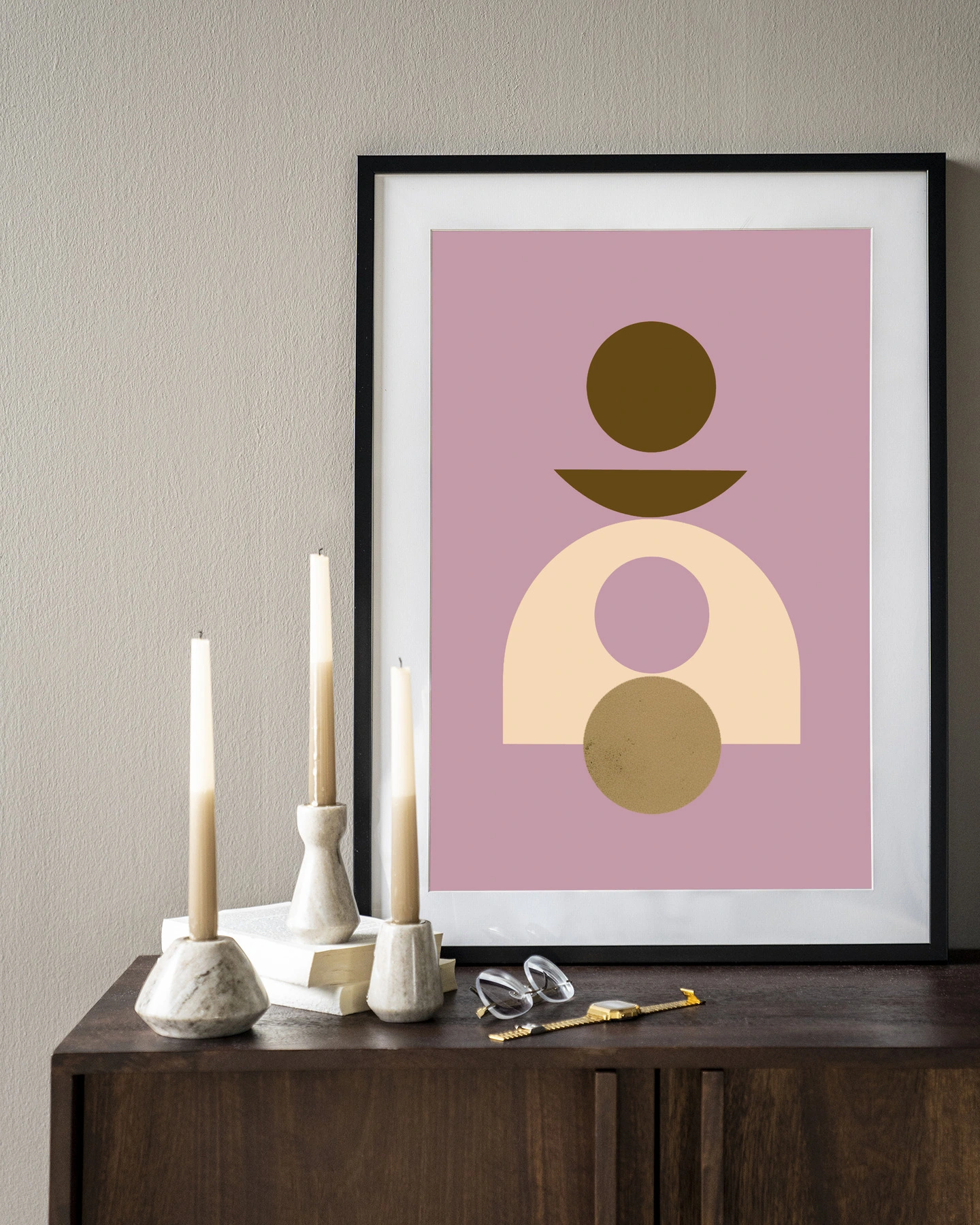 Wandkleed Forma 4 Lilac - Urban Cotton hangend boven een houten dressoir met kaarsen en boeken