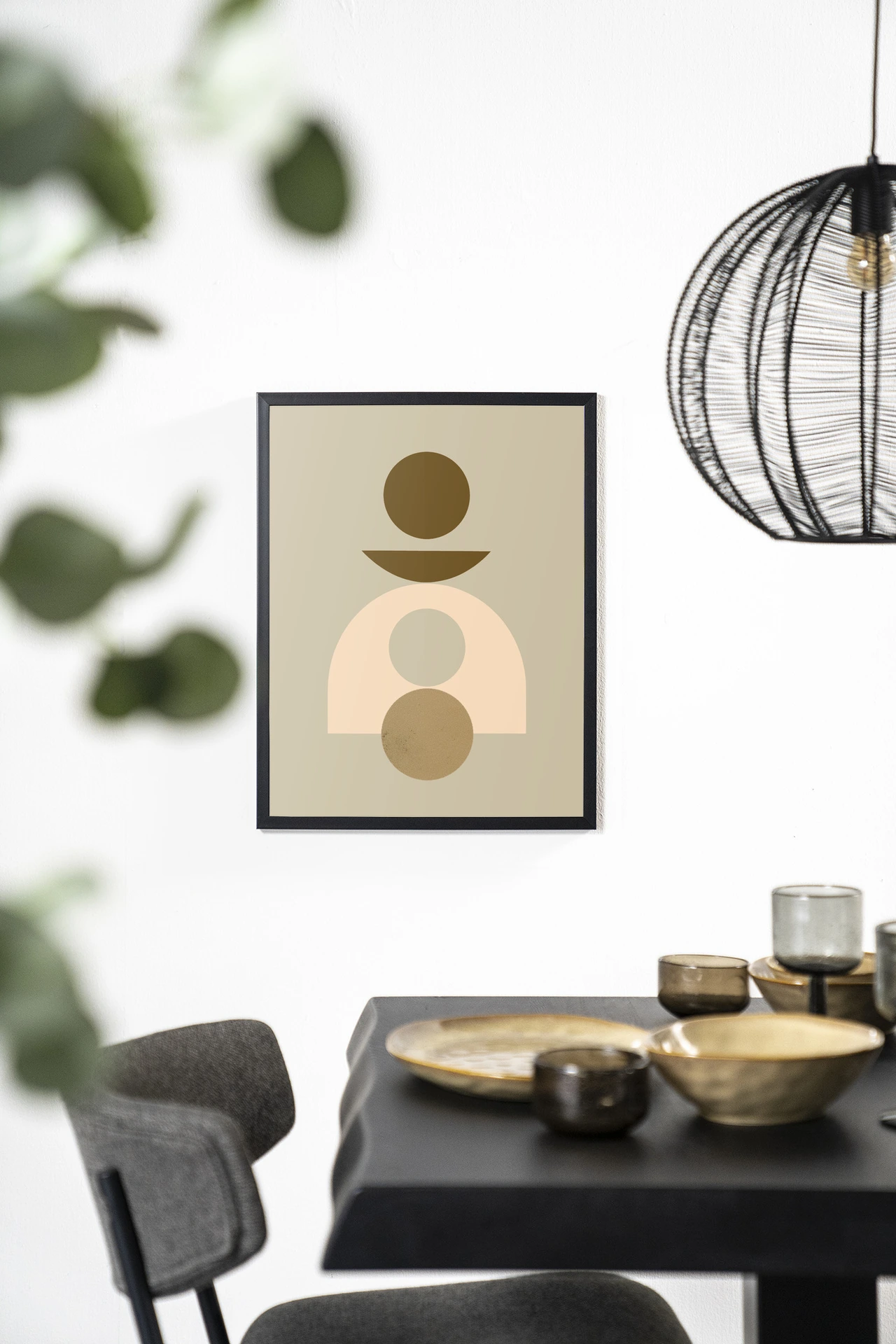 Wandkleed Forma 4 Beige - Urban Cotton hangt aan een witte muur boven een zwarte eettafel met gouden schalen